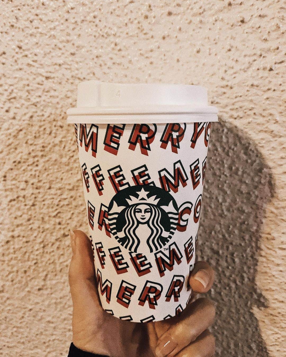 日下裕江さんのインスタグラム写真 - (日下裕江Instagram)「Star bucks  Cupがchristmas柄になってるょ🥤 ４種類くらいあって、選べるみたい✨  可愛くて気分上がる⤴︎⤴︎⤴︎🎅🎁🎄💕 #christmasdesign #starbucks  #christmas #moosefoamlatte」11月5日 16時33分 - hiroe___h