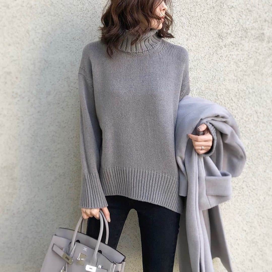 akko3839さんのインスタグラム写真 - (akko3839Instagram)「﻿ ﻿ ﻿ gray×black﻿ ﻿ ﻿ GALERIE VIEのタートルニット﻿ やっぱりこのニュアンスグレー﻿ すごくいい色◡̈⃝*.♩﻿ ﻿ ﻿ ﻿ knit @flora_r_shop ﻿ bag @hermes﻿ ﻿ ﻿ ﻿ blogもup☻☺︎﻿ ﻿ ﻿ ﻿ #flora#galerievie#knit#new#hermes #instagood#outfit#code#instalike#fashionista#instafashion#ootd#simple#chic#style#stylish#styleblogger#Instafashion#fashiongram#mystyle#fashionista」11月5日 16時37分 - akko3839