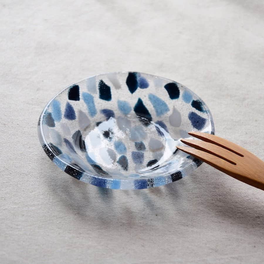 手紙社さんのインスタグラム写真 - (手紙社Instagram)「【「第16回東京蚤の市」豆皿市カタログ①:透き通る美しさの豆皿 】 小さいサイズだからこそ、様々なレパートリーで活用でき、アクセサリーや小物を載せたりもできる豆皿。日常使いのあらゆる場面で活躍してくれることでしょう。そんな豆皿の中でも、透明感を誇る“ガラス”で作られたうつわ。影とともに映る色や、小さな気泡の一つひとつまで煌いて見えてきます。どれも少しずつ表情が違うため、同じデザインでもお気に入りのひと皿を選んでみてくださいね。 . 安達知江／石塚悠／佐々木翔子／森屋茉莉子 . ▶︎前売券発売中！　そのほか詳細はプロフィールのリンクより「 @tokyonominoichi 」へ . ▶︎イベントサポーター募集中！　詳しくはストーリーへ . #tokyonominoichi#東京蚤の市#安達知江#石塚悠#佐々木翔子#森屋茉莉子#手紙社#手紙舎#tegamisha#vintage#antique#東京北欧市#東京豆皿市#東京アジアンタウン#東京占い横丁#みどりと体験の広場#豆皿#豆花器#mamezara#立川#昭和記念公園#東京蚤の市まであと10日」11月5日 16時38分 - tegamisha
