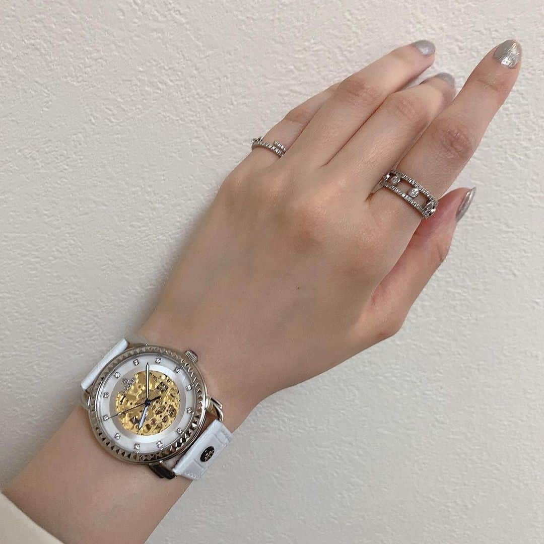 鳳翔大さんのインスタグラム写真 - (鳳翔大Instagram)「@loborjapan  さんより 素敵な時計を頂きました✨  私が選んだのは… PREMIER STAUNTON WHITE  40mm⌚️ WHITE✖︎SILVER 大好きな組み合わせ😘  時計はメンズっぽい大きめの文字盤が好きなので40mmにしましたが、めちゃくちゃカッコいいしとっても気に入りました！  これからいっぱい付けよーっと😆  クーポンコード【daiho】で、10%割引になるそうですよ❤️ 他にも色んな色やデザインあるから是非見てみて↑😝 #ロバー #時計 #腕時計 #lobor」11月5日 16時52分 - dai_hosho_official
