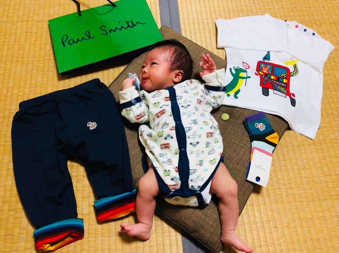 中川実咲のインスタグラム：「. もうすぐ新生児期も終わり。 毎日いただきもののお洋服着て大きくなってる坊やは幸せ者です。 命名書も先輩ママから。 #新生児#生後0ヶ月#抱っこ紐デビュー」