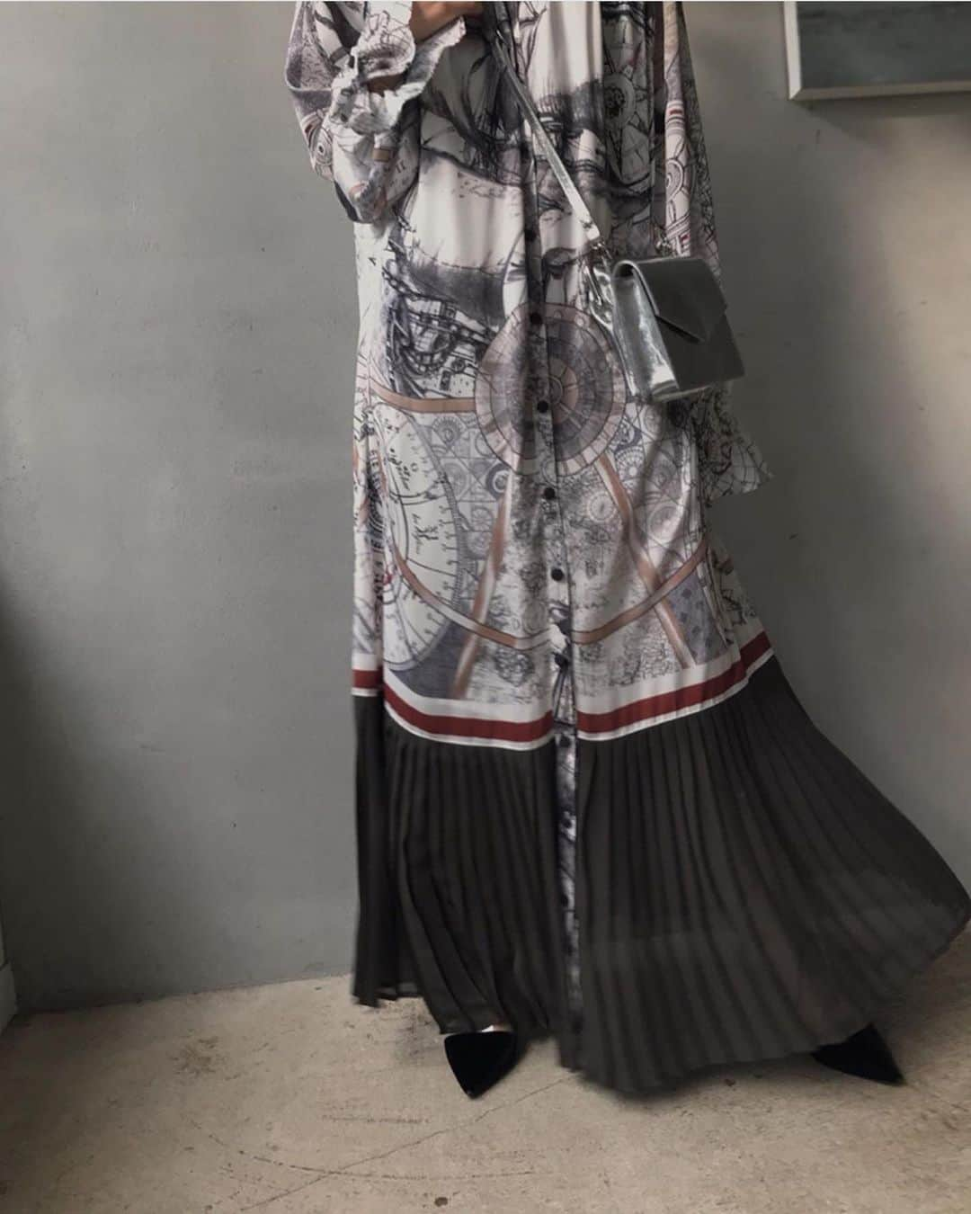 黒石奈央子さんのインスタグラム写真 - (黒石奈央子Instagram)「あめりふく。 . . undressed crurise scarf dress ¥18500+tax 11/8 . . クルーズ柄のワンピースはせんこうでもとってもにんきでした！裾はプリーツドッキングなのだ！ . .  @ameri_shinjuku @amerivintage @ameri_daikanyama @ameri.shinsaibashi #ameri#amerivintage #fashion #vintagefashion #coordinate#ootd#outfit#osanposnap #705_outfit #大人ファッション #大人コーディネート #大人スタイル #modestyle #modefashion#modecasual」11月5日 16時45分 - blackstone705