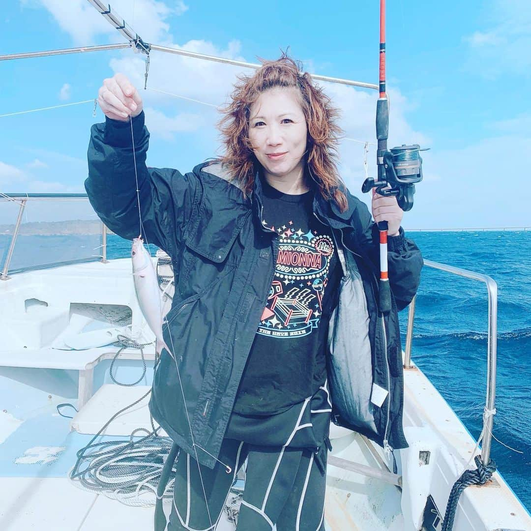 桜花由美さんのインスタグラム写真 - (桜花由美Instagram)「船釣りもした！  魚釣ってきたー！  グルクン2匹釣ったー！  楽しかった♪ ‪#wavepro ‬ ‪#女子プロレスラー ‬ ‪#プロレス ‬ ‪#プロレスラー ‬ ‪#女子プロレス‬ ‪#prowrestling‬ ‪#プロレスリングwave‬ #MixChannel #桜花由美 #波ヲタ全員集合  #波ヲタ #OZアカデミー #正危軍 #正危軍最高 #宮古島  #宮古島好き  #宮古島🌴 #宮古島ブルー  #宮古島海遊び  #宮古島の海 #釣り  #釣り女子  #船釣り」11月5日 16時49分 - ohkayumi