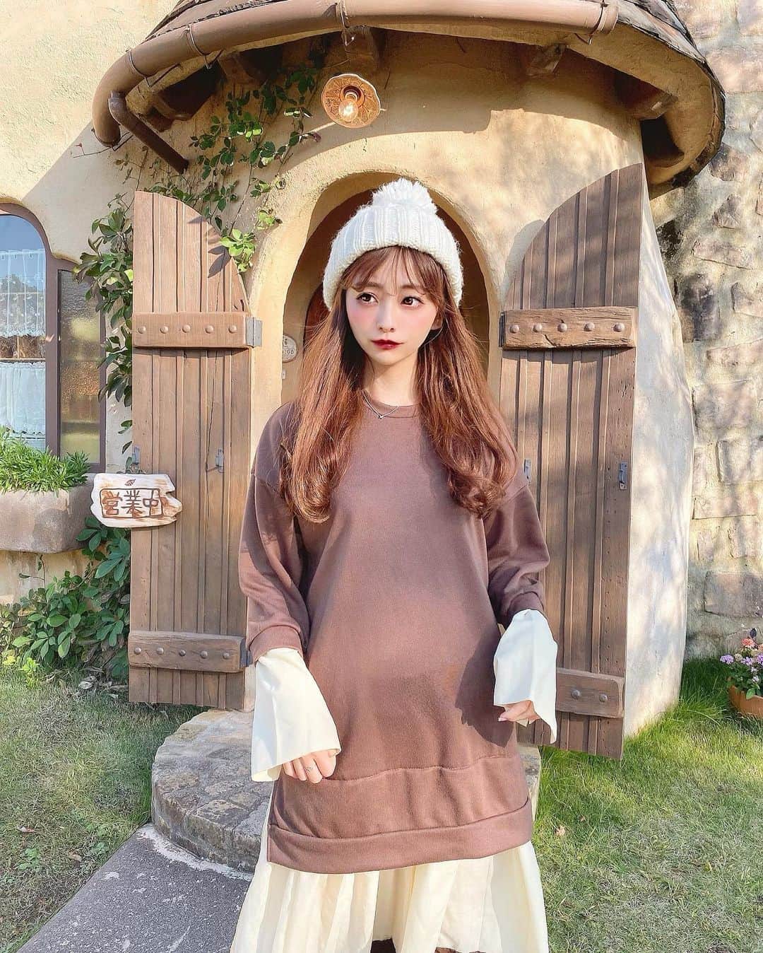 横田亜美さんのインスタグラム写真 - (横田亜美Instagram)「❤︎ さんぽみち🐝.＊ . おばちゃんの家が近くにあるから 遊びに行った際は必ず寄るカフェ。 . 落ち着いた雰囲気で蜂蜜好きな私は 大好きなカフェ。 柚蜂蜜ジュースが1番のお気に入り🍯 . 今回はガトーショコラも🍫💗 . . #カフェ #豊川カフェ #さんぽ道 #カフェ巡り #ワンピース #ワンピ #ニット帽 #巻き髪 #愛知カフェ #黒ワンピ #ジブリ #あみみ服 #ガトーショコラ #ジブリの世界 #新城カフェ #蜂蜜 #はちみつ #はちみつカフェ #cafe #longhair #cordinate」11月5日 16時58分 - amimi0218