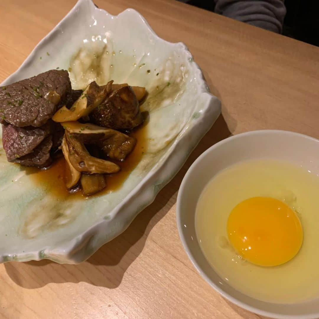 モモコさんのインスタグラム写真 - (モモコInstagram)「せちとこにたんと楽味さんへ。 むちゃ美味しく幸せなのだ💕 いつか隣に住みたい💕  あたしの千社札は、むちゃお気に入りしか貼らないから、まだ5枚しか貼ってないです！わら  見るだけでも楽しいらしく、こにたんは、写真たくさん撮ってました。  #ハイヒールモモコ #👠 #👠🍑 #CHANEL #シャネラー #グルメ #京都 #祇園 #楽味 #最高に美味しい」11月5日 17時10分 - highheel_momoko