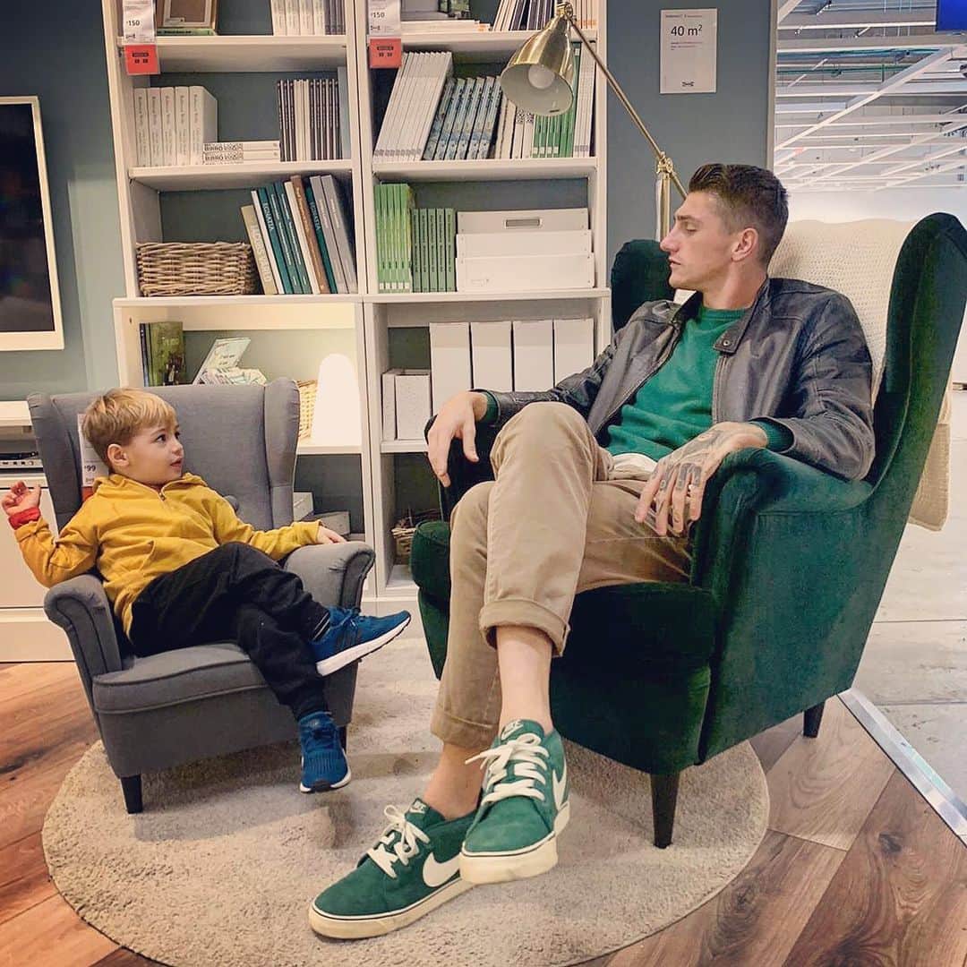 ミケーレ・カンポレーゼのインスタグラム：「Grandi salotti per grandi uomini 👨‍👦🎖🏅 #Babboefiglio#conversazioniimportanti#tremendo#piccoloTommy#tommasoGregorio#Nike#Ikea#minime#family#instagood#love#ioete」