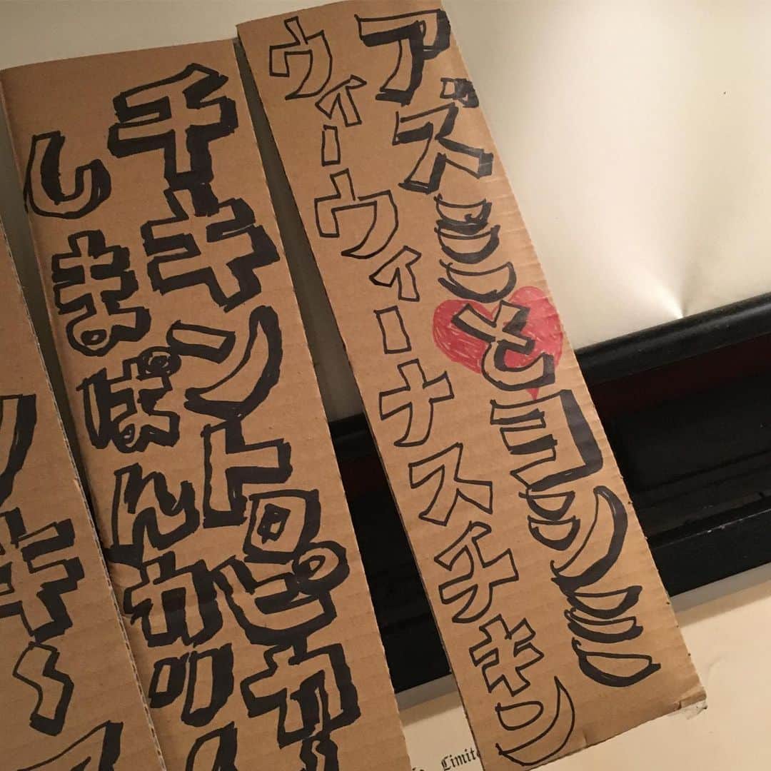 azumiさんのインスタグラム写真 - (azumiInstagram)「ちょっと前なのですが、お誘いいただき憧れの #東京カリー番長 20周年イベントでカレーを作ってしまいました！なんと #ナイルレストラン 3代目のヨシミさんと！！！自分では生み出せないスパイスのバランスが凄かったー！めっちゃ楽しかった！完成後さすがの行列で写真撮る間も自分で食べる分もなく売り切れてしまいました笑  20周年おめでとうございます！🥳 ワイヨリカリーやりたいなあ🍛 #東京カリー番長リーダー #ナイル善己  #wyolica #あずカレー #まじぇて食べてね #髪ゴム忘れた無念」11月5日 17時27分 - xx_azumi_xx