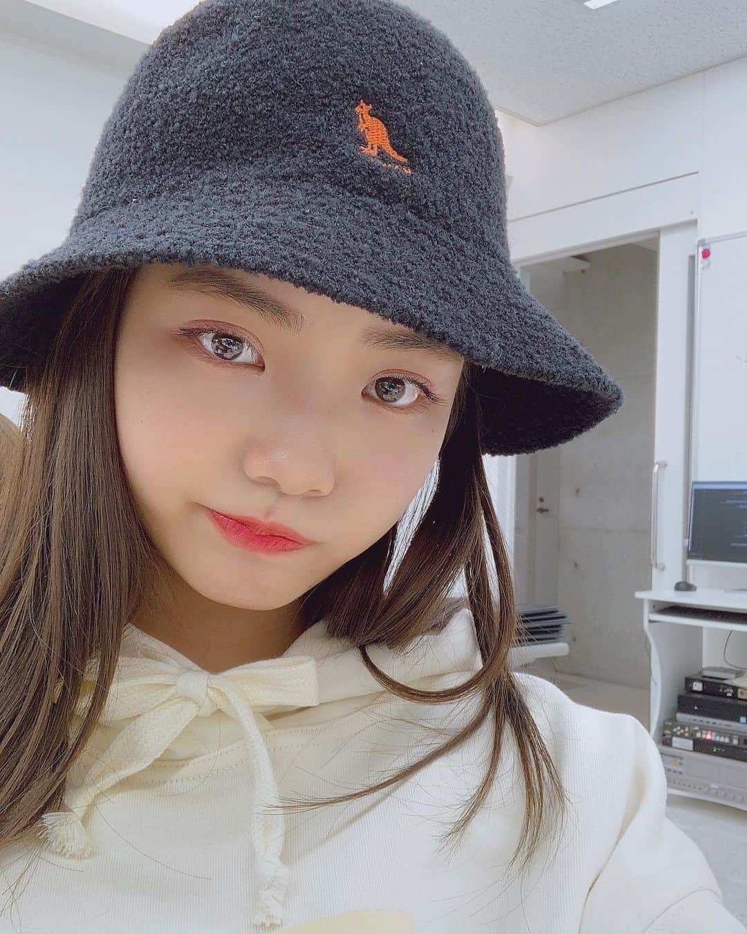 佐久間乃愛さんのインスタグラム写真 - (佐久間乃愛Instagram)「. チャキーン おとももちの帽子貸してもらった✌🏻️ . #ファッション #ストリート系 #デコのあ」11月5日 17時21分 - noa_sakuma
