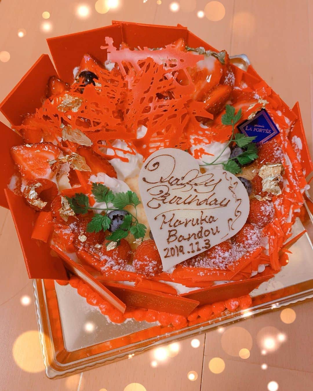 坂東遥さんのインスタグラム写真 - (坂東遥Instagram)「私ミルクレープが好きなんだけどね 本当にケーキの中、 ミルクレープになってて感動しちゃった…！ こんなオシャレなケーキ初めて食べた🎂🥰🌹 ・ ・ #ケーキ #誕生日ケーキ #ミルクレープ」11月5日 17時22分 - b.haruka1103