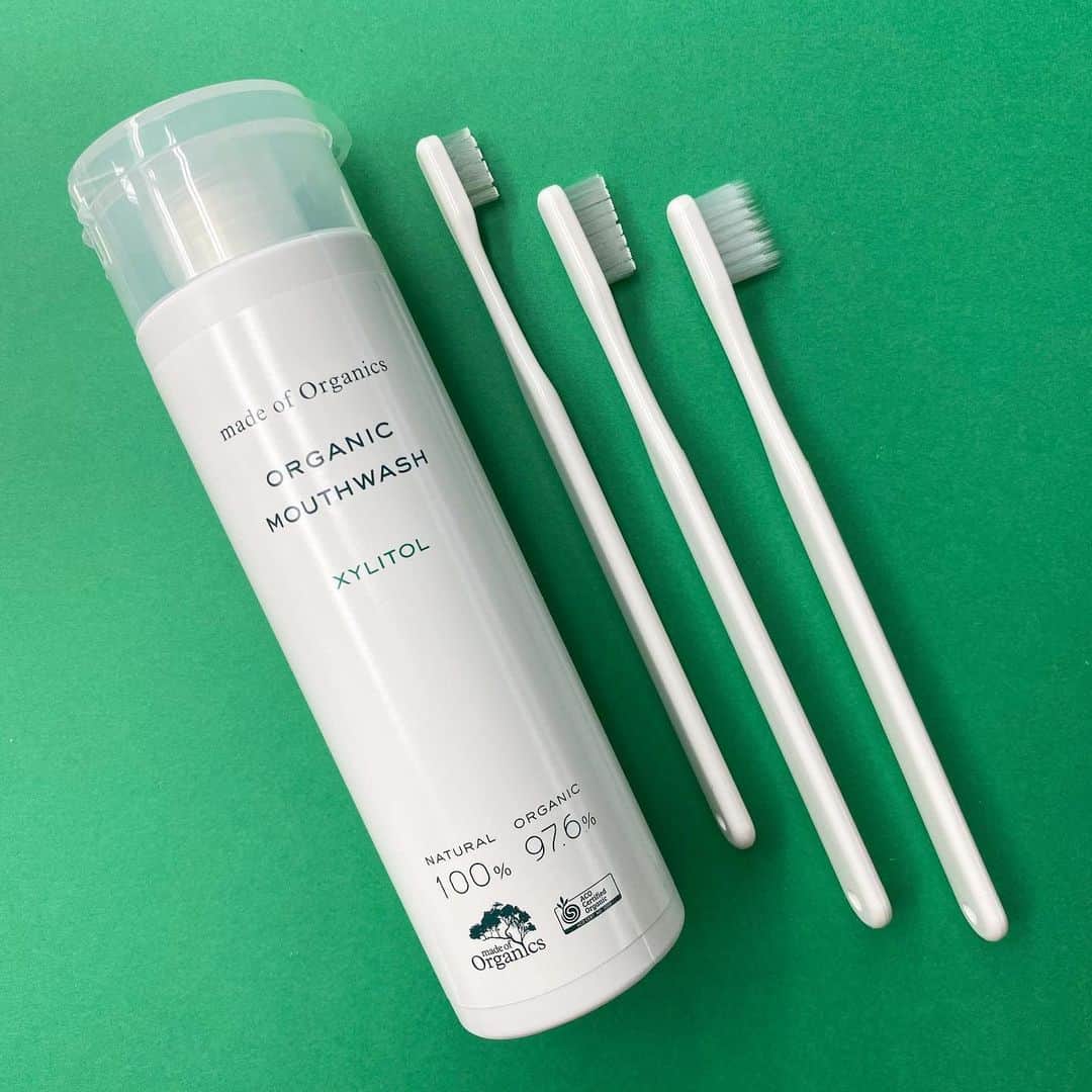 のインスタグラム：「【リニューアル情報・先行発売🌿】﻿ ﻿ ﻿ 11月1日(金)発売🌟﻿ 【made of organics(メイドオブオーガニクス)】食品グレードのオーガニックオーラルケアシリーズ﻿ “マウスウォッシュ、歯ブラシ3種”が前回の投稿でご紹介させていただいたトゥースペーストと同時リニューアル致します👏🏻﻿ ﻿ ﻿ 《歯みがき後の仕上げや就寝前に》﻿ ▫️マウスウォッシュ　キシリトール﻿ 200ml　1,800円＋税﻿ ﻿ “デイリートゥースペースト キシリトール”シリーズのトゥースペーストと併用することでさらに効果的☝🏻💫﻿ トウモロコシ由来のオーガニックキシリトールが虫歯を予防し、マヌカエキス・マヌカオイルが炎症を鎮め口内環境を整えます✨﻿ スペアミントとペパーミントのWミントが、スッキリとした清涼感を与え口臭を予防します☺️﻿ ﻿ ﻿ 《ホワイトニングサロン「ティースアート」と共同開発。歯ブラシ3種がパッケージリニューアル》﻿ (スライド2枚目📸上から順にご紹介)﻿ ﻿ ▫️ホワイトニング 歯ブラシ / 340円＋税﻿ ﻿ 小さなヘッドと短い毛足が歯にフィットし、歯ぐきをいためずにやさしく汚れを除去します。﻿ ﻿ ▫️ガムケア 歯ブラシ / 340円＋税﻿ ﻿ お口のカーブに密着する斜めフィットカット&柔らかい毛で粘膜を傷つけることなく汚れを除去します。﻿ ﻿ ▫️デイリー　歯ブラシ / 340円＋税﻿ ﻿ 小さなヘッドと持ちやすいストレートハンドル、刺繍ポケットまで届く極細毛が、歯と歯茎の間のよふぉれを効果的に落とします。﻿ ﻿ ﻿ 毎日使うものだからこそ、“オーガニックオーラルケア”🦷始めてみませんか？﻿ ﻿ ぜひチェックしてみてください💁🏻‍♀️﻿ ﻿ ﻿ @organic_takakura﻿ ﻿ ﻿ #cosmekitchen﻿ #コスメキッチン﻿ #madeoforganics﻿ #メイドオブオーガニクス﻿ #たかくら新産業﻿ #歯ブラシ﻿ #オーラルケア﻿ #リニューアル﻿ #マウスウォッシュ﻿」