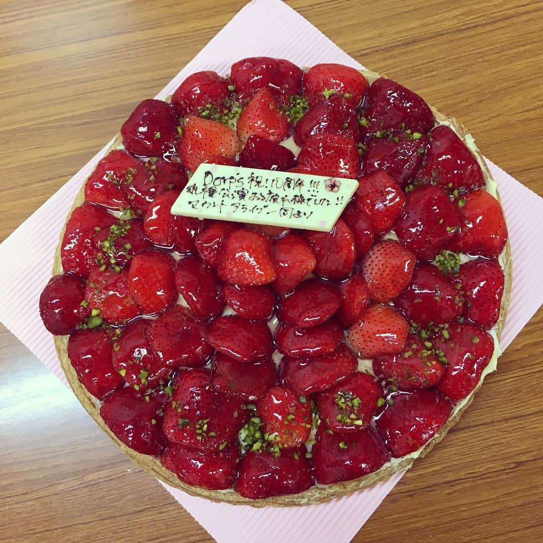 のインスタグラム：「そしてきのう、いつもお世話になっているMount Aliveさんから、10周年のお祝いケーキをいただきました❣️🎂 家族のようなひとたちです、大好き！ これからもよろしくお願いします。🏔」