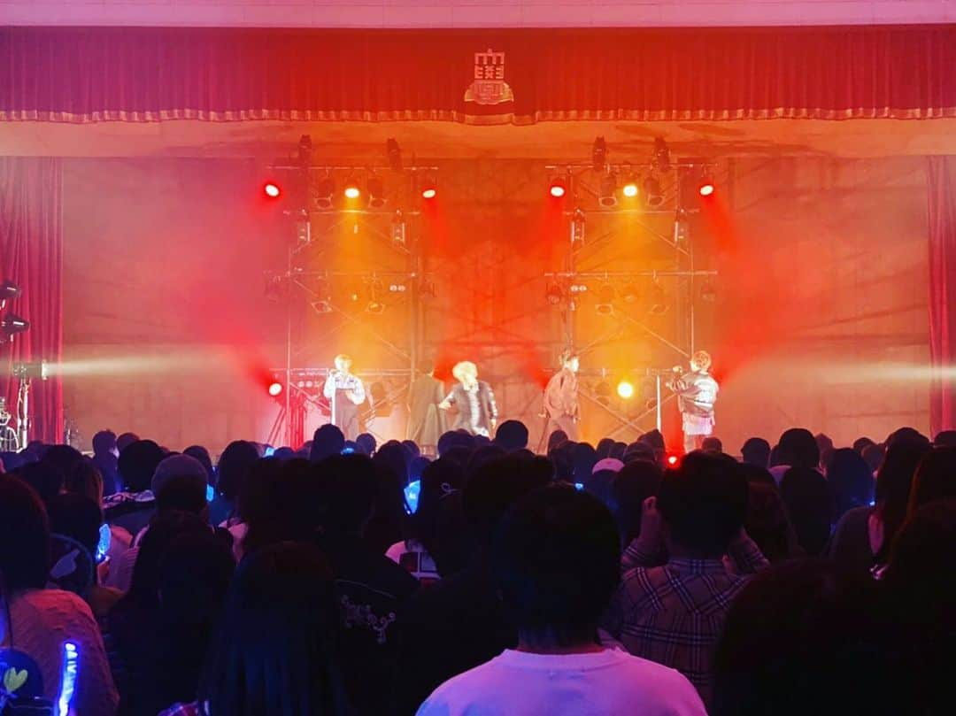 大野雄大さんのインスタグラム写真 - (大野雄大Instagram)「昨日は熊本学園大学さんの学園祭 詫麻祭にお邪魔させていただきました。  会場にお越しいただいた皆様の熱が凄く、僕たちも負けてはいられないと持っているものを全て出させていただいたような気持ちの良い楽しい時間でした。^ ^  実行委員の皆さん、 そして応援していただいた皆様、 スタッフの皆様、  ありがとうございました😊  明後日からはまたLIVEや収録、 歌わせていただける機会がたくさんあるので、少しでも万全の状態に持っていきたいと思います！！！^ ^  最近は昼と夜の寒暖差が激しくなってきたので、皆さんも体調にはくれぐれも気をつけて下さいね✨」11月5日 17時45分 - da_ice_udai