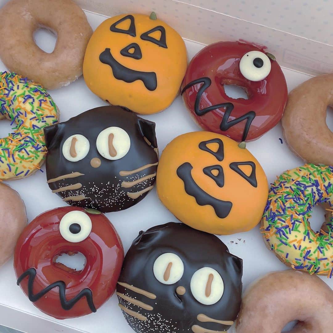 uyuのインスタグラム：「ハロウィンの時に差し入れで頂いたドーナツ🍩」