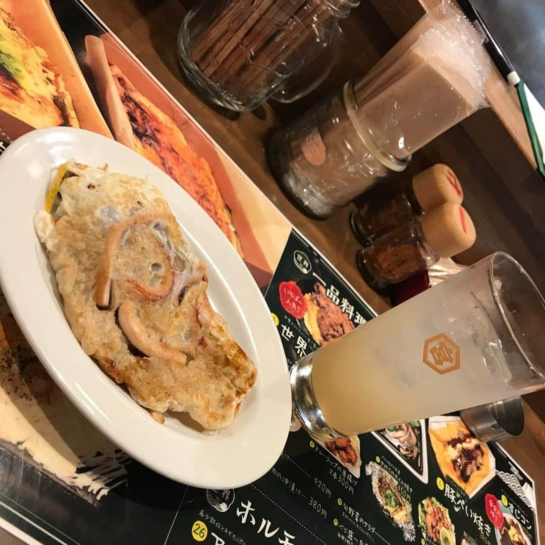 佐々木みえさんのインスタグラム写真 - (佐々木みえInstagram)「いか焼き＆鉄板焼き世界に行ってきました！  看板メニューは生地がモチモチで口いっぱいに旨味が広がるいか焼きなどの粉もんメニュー♪ ソースが選べますよ！！ オススメのイカ焼きとこの店にしかないエビ焼きを食べたよ(^^) 美味しかった！  肉じゃがはじゃがいもがマッシュポテトΣ（・□・） ヤンニンジャンと一緒に食べるとピリ辛でお酒がすすむー  京錦庵のおぼろ豆腐はお豆腐の弾力がしっかりで味は濃厚でした  今日もいっぱい飲んだーー  Casting By @woomy.restaurant  #飲み屋 #居酒屋 #酒 #生ビール #カクテル #角ハイボール #イカ焼き #instagood #follow #delicious #yummy #food #instalike #グルメ」11月5日 18時03分 - ruby.sasamin