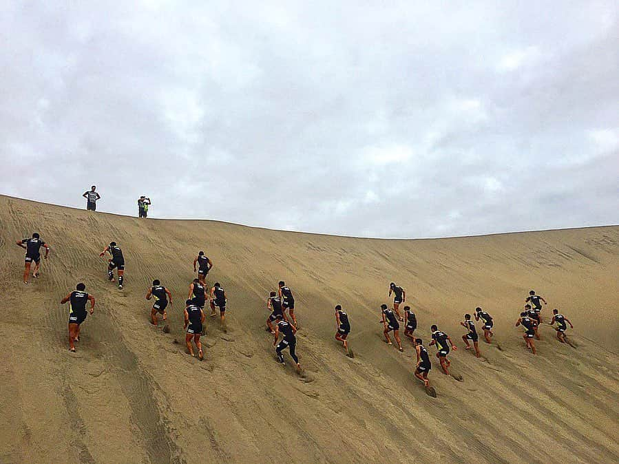 藤田慶和さんのインスタグラム写真 - (藤田慶和Instagram)「「Sand Dunes」🇫🇯 砂漠トレーニング🏜 ここまでハードな坂道ダッシュ💨は初めて🤮 みんなで乗り越えた砂漠🏜トレーニングでした🙆‍♂️ #sevens #japan #セブンズ #日本代表 #fiji #フィジー #ラグビー #rugby #砂漠 #training #トレーニング #sanddunes」11月5日 17時56分 - yoshikazu15