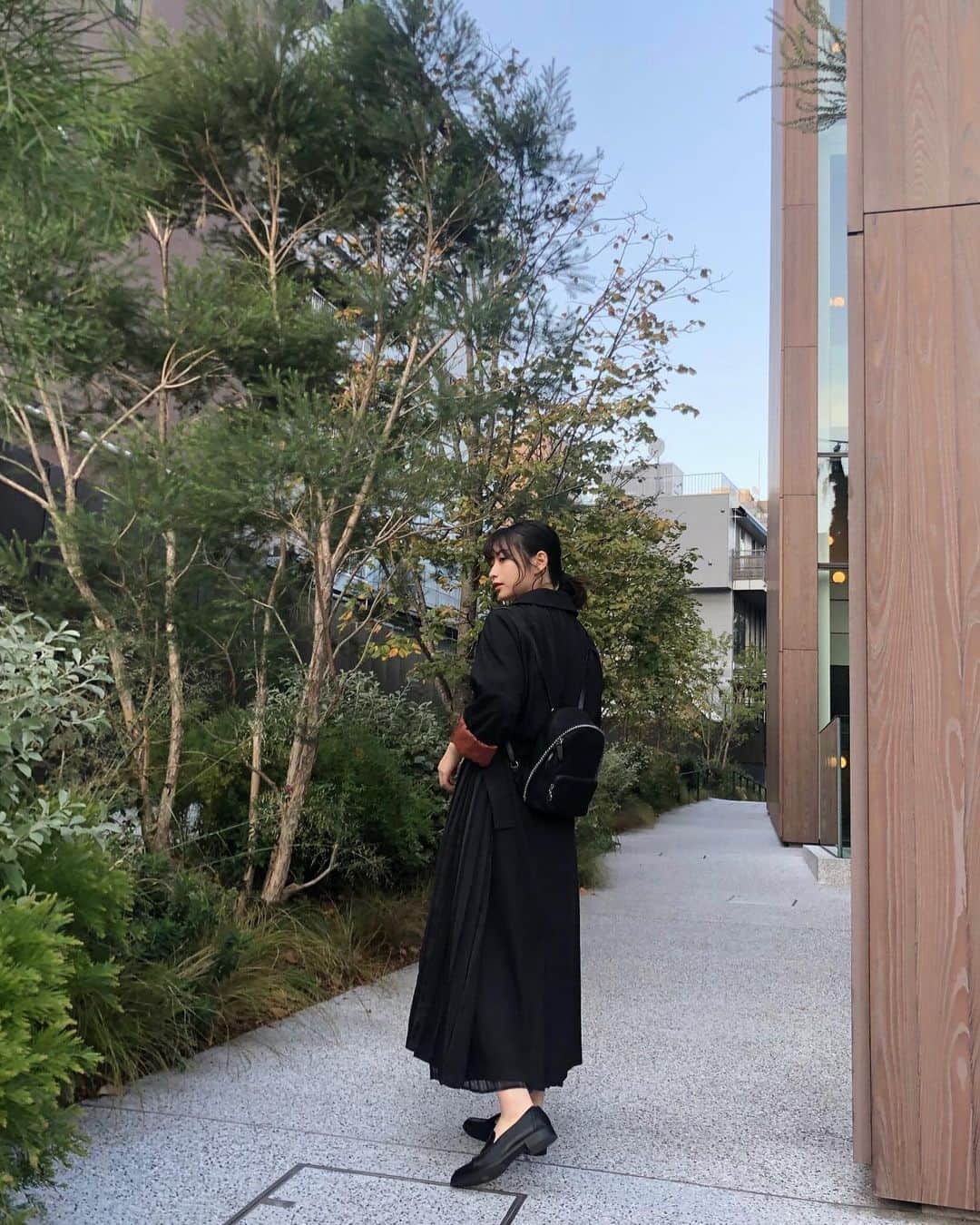永井理子のインスタグラム：「真っ黒のトレンチコートだけど サイドにプリーツがあったり 袖をまくると裏地がおかわだったりする さりげないところがよき🤓🖤」