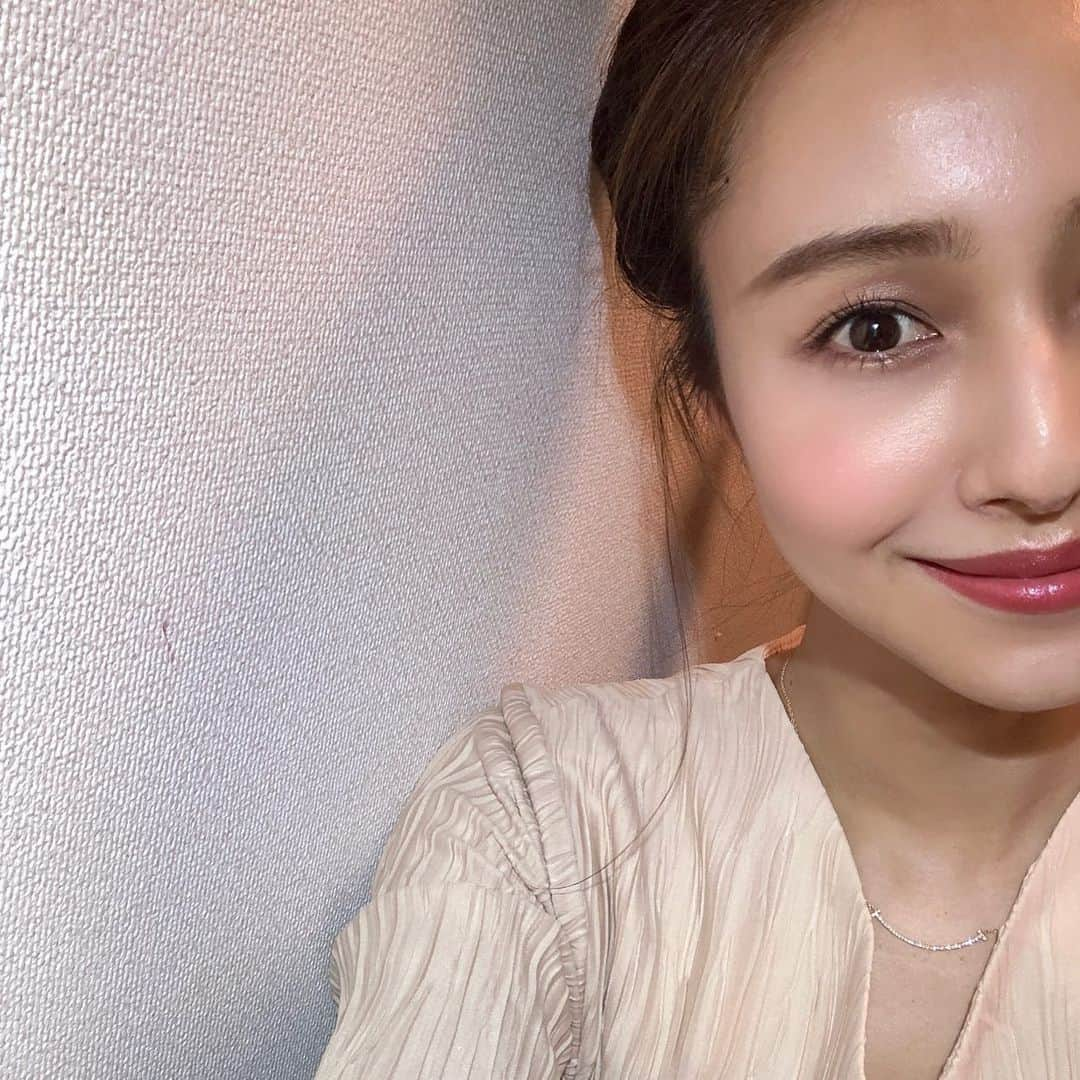 石川理咲子さんのインスタグラム写真 - (石川理咲子Instagram)「#esteelauderjapan #esteelauder #thenightisyours #エスティーローダー #肌の24時間リズム　 先日、@esteelauderjapan  スキンケアとメイクアップのイベントへ💄 夜のスキンケアがどれほど大切かとても勉強になりました。 そしてベストセラーの美容液、 #アドバイスナイトリペア　がとっても良かったです🥺 保湿やエイジングケアのみならず、 ゆらぎ肌やお疲れ肌にも効果的👏 とろみのあるテクスチャーなのに、 お肌にスッと馴染む浸透力には驚きました！ 2枚目の写真はすべて　@esteelauder の化粧品を使って メイクしていただきました🌙」11月5日 18時09分 - rsk_0315