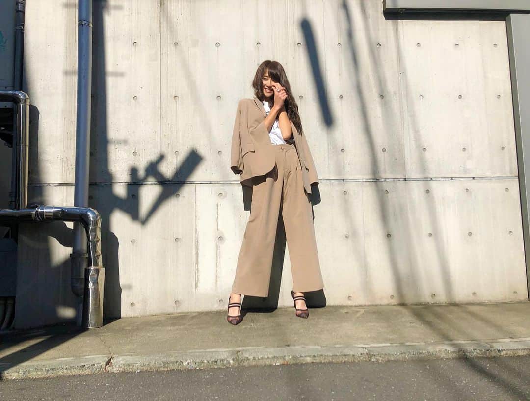 のインスタグラム：「﻿ ﻿ 久々に　#coordinate 🥀を✍🏻\❤︎/﻿ ﻿ ﻿ カジュアルスーツの#セットアップ　は﻿ @7things.official さんのもの🍎﻿ ﻿ ﻿ 普段こういうテイストのお洋服を着ないんやけど、﻿ #7THINGS さんは　#プチプラ　で﻿ ほんとにコスパ最高SHOPやから﻿ ついつい挑戦してみちゃった🥰💎﻿ 他にも可愛いお洋服たくさんすぎて🤤💕﻿ ﻿ ﻿ 今年の秋は一瞬だったなぁ🍁﻿ ほぼ　#冬　☃️な毎日だけど、﻿ ほんと気温変化についていけないっ😫﻿ みんな風邪ひかないように﻿ しっかりうがい手洗いするんだよ🥺✨﻿ ﻿ ﻿ ちなみに私の風邪は喉から派🙋🏻‍♀️💊﻿ ﻿ ﻿ ﻿ #韓国ファッション　#安カワコーデ　#韓国ファッション通販　﻿ #スウィートインスタ #スウィートインスタガールズ #model #photooftheday #instagood #instafollow #followme #love #tagsforlikes #happy ﻿」