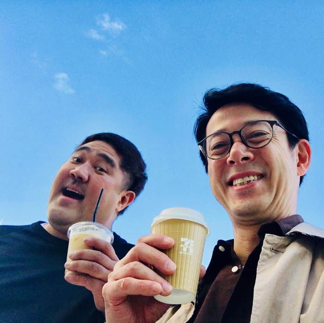 西川忠志さんのインスタグラム写真 - (西川忠志Instagram)「モロくんと  本日！なんばグランド花月・吉本新喜劇公演 川畑座長週の初日を迎えました！ 初日よりご来場頂きましたお客様、ありがとうございました。  合間に諸見里くんとコンビニでカフェ・オ・レを！ モロくんはアイス、僕はホット。  来週月曜日迄の上演です。 皆様方のご来場を心よりお待ち申し上げております。  感謝  #なんばグランド花月 #吉本新喜劇 #川畑座長週 #初日 #ngk  #諸見里大介  #西川忠志 #カフェオレ #コンビニ #ありがとう  #ありがとうございます #感謝」11月5日 18時20分 - nishikawa_tada