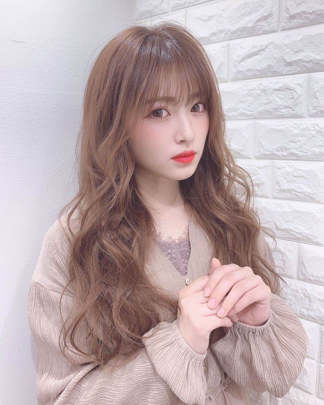 青木菜花のインスタグラム：「.﻿ .﻿ ずっと同じ長さで飽きたからロングにしたんだけどロングおにかわです、、、﻿ ﻿ 松本さんありがとうございました🙇🏻‍♂️🌟﻿ ﻿ ロングどうですか！！！﻿ .﻿ . #newhair #エクステ #ロングヘア #instalike #instagood #l4l #instalove #f4f #プルエクステ」