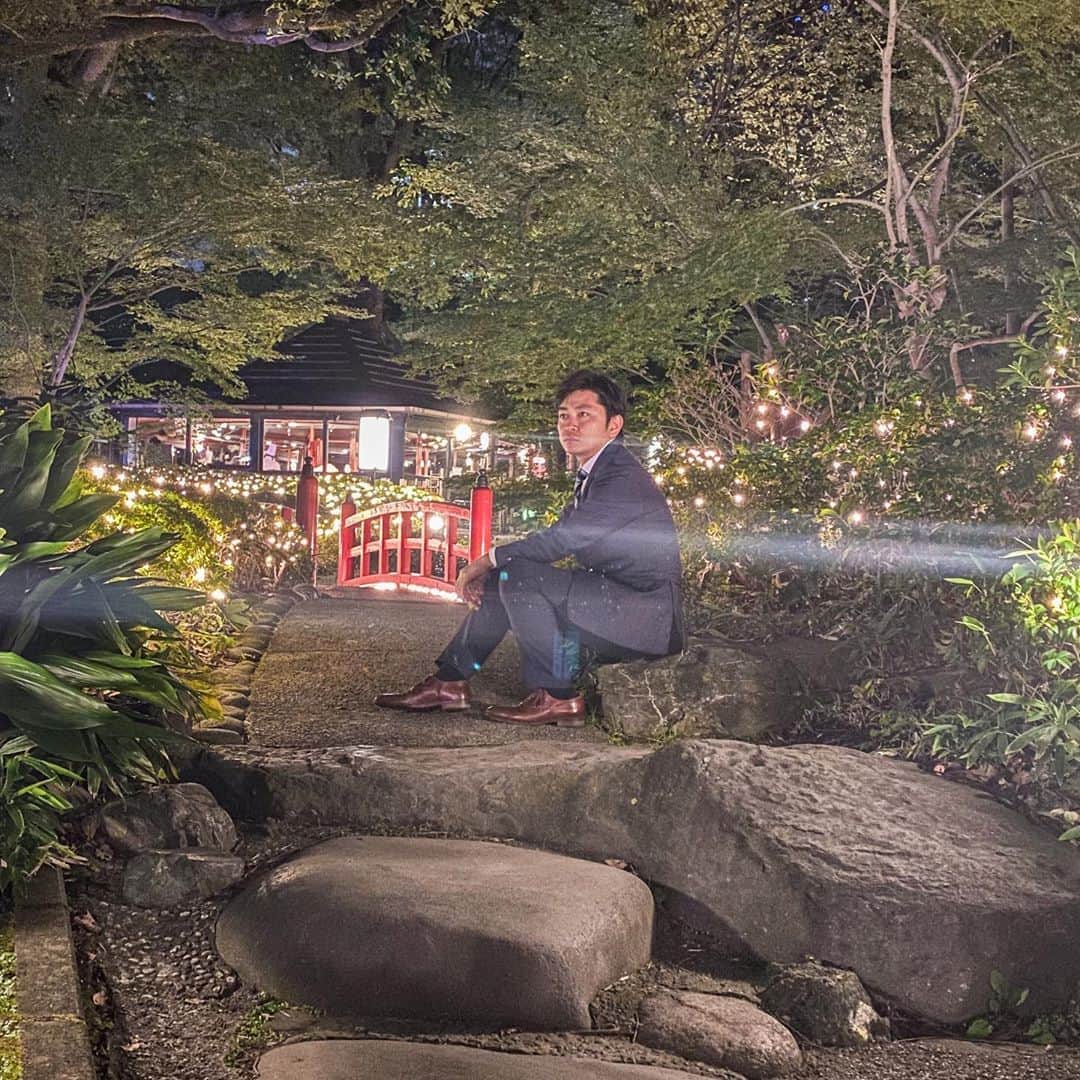 森圭介さんのインスタグラム写真 - (森圭介Instagram)「* ギックリ腰で動けない。  #ギックリ腰 #ぎっくり腰 #ひとやすみ  #日本庭園 #ライトアップ  #暗闇にいたら妖怪にしか見えない #映え から#萎え へ。 #森圭介」11月5日 18時16分 - mori_kei_suke