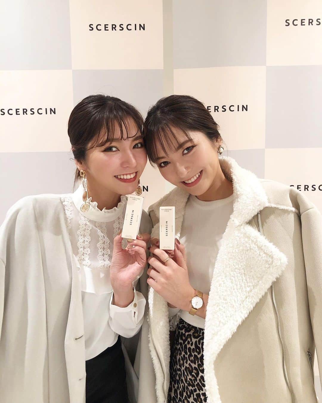 のインスタグラム：「・ 今日から発売開始される ブースター美容液 scerscinリッチモイスチャーセラムの ローンチイベントに舞花と遊びに行ってきたよ🧚‍♀️💕 ・ この商品のキャッチコピーは 「私史上最高の透け肌へ」✨ 女性特有のストレスから来る 肌のくすみに着目して作られているそう❤️ 早速今日から使ってみる‼️😍 ・ 使い続けてみて 肌の透明感感じられたらまた投稿するね💖 ・ ・  #スキンケア #scerscin #ブースター #美容液 #ストレスくすみ #透明感 #スケルスキン #ナチュラルコスメ #保湿ケア #透明花サンカヨウ #米ぬか発酵エキス #pr #アンバサダー　#平山あやさん　#とてもお美しかったぁ👏」