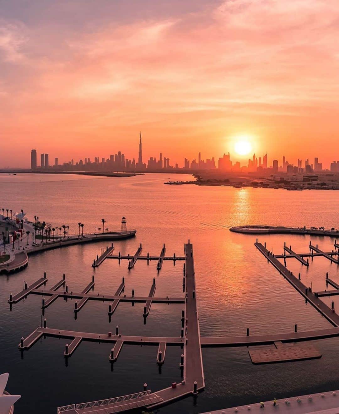 ドバイのインスタグラム：「#Dubai Sunset 📷:@tgfromdubai」