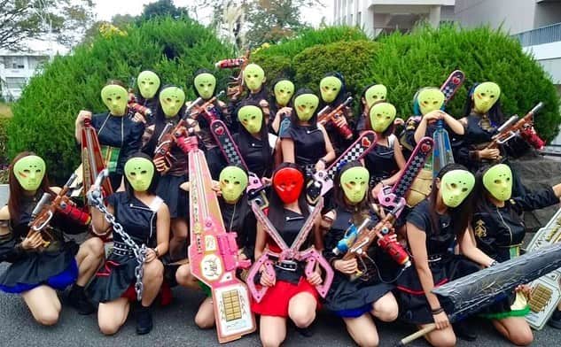 川村虹花さんのインスタグラム写真 - (川村虹花Instagram)「明治大学学園祭楽しかったー🥰 ライブ中仮面を取った時の学生さんの反応が100点だった🤣🤣🤣 格闘技やってる子だ！！ 試合見てます！！ って声かけてくれた方が多くて、 びっくりした！😳 嬉しいですね🥺✨ 頑張らねば！！🔥🔥🥊 ライブも盛り上がってくれて嬉しかったです！！✨ #明治大学学園祭 #生田キャンパス #仮面女子 #川村虹花」11月5日 18時26分 - nanaka_kawamura