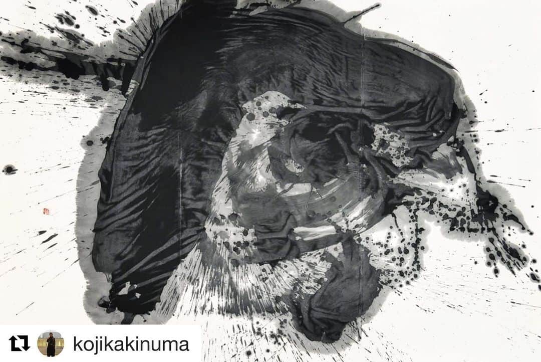 松山智一のインスタグラム：「My brother from another mother @kojikakinuma , an artist I’ve always looked up to, will be showing in Shanghai as well. At Art 021 art fair, a must see art  尊敬する作家、柿沼康二も上海で今回展示する。書というメディアを未到達の芸術領域まで届かせた作家の一人。書が持つ解読性、視覚性に抽象絵画にも通づる身体性を与え、作品が語るメッセージは時に暴力的で同時に僕らに安らぎを与える。 観なさい！ ———— #Repost @kojikakinuma with @get_repost ・・・ “ART021 SHANGHAI CONTEMPORARY ART FAIR” “Nowness 今” Sumi Ink on Japanese Paper  137-210 cm  ART021 SHANGHAI CONTEMPORARY ART FAIR Shanghai, China  2019. Nov. 7 (Thu) - Nov. 10 (Sun)  NUKAGA GALLERY is pleased to announce our participation in ART021 SHANGHAI CONTEMPORARY ART FAIR. For this year’s exhibition, we are pleased to present works by two great Japanese calligraphers; Yu-ichi Inoue, an avant-garde calligrapher who won international acclaim in post-war years, and Koji Kakinuma, the first calligrapher to hold a solo exhibition at the 21st Century Museum of Contemporary Art, Kanazawa, and who has been selected as one of the renowned artists to produce artwork for the Tokyo 2020 Olympic and Paralympic Games official art posters.  We sincerely hope you enjoy the works by these two artists, who have both transcended the boundaries of the conventional calligraphy world and while constantly examining their existence as an artist, have succeeded in vividly projecting their inner emotions on to paper with a stroke of the brush.  Fair Opening Time  7  November  14:00-20:00 (Collectors Preview)  8  November  13:00-20:00 (Collectors Preview)  9  November  11:00-18:00 10  November 11:00-18:00 Booth No.  W18 Exhibited Artists  Yu-ichi Inoue  Koji Kakinuma  Venue  Shanghai Exhibition Center, No. 1000 Middle Yan An Road. Official Website  http://www.art021.org/  NUKAGA GALLERYはART021 SHANGHAI CONTEMPORARY ART FAIRに出展いたします。 本フェアでは戦後まもなく国際的な評価を確立した井上有一と、書家として初めて金沢21世紀美術館での個展を開き、東京2020オリンピック・パラリンピックの公式ポスターにも採用された柿沼康二の作品を展示いたします。。現在では紙と墨の文化を持つアジア圏のみならず、有一の書は欧米においても戦後の前衛芸術の文脈の中で紹介され、その身体性を伴った真新しく力強い表現は高く評価されています。 今回が初展示となる柿沼康二は、伝統的な書の技術と前衛的な精神性に貫かれた、ダイナミックかつ既存の書の空間性を超越した独自のスタイルで作品を発表し続けています。 共に書という枠組みを超え、常に芸術としての在り方を問いながらも、個人の心情を生き生きとした筆致に映しだした、二人のアーティストの作品をご鑑賞いただきたく、皆様のご来場をお待ちしております。  会期 11月 7日 14:00 – 20:00 (プレビュー) 11月 8日 13:00 – 20:00 (プレビュー) 11月 9日 11:00 –」