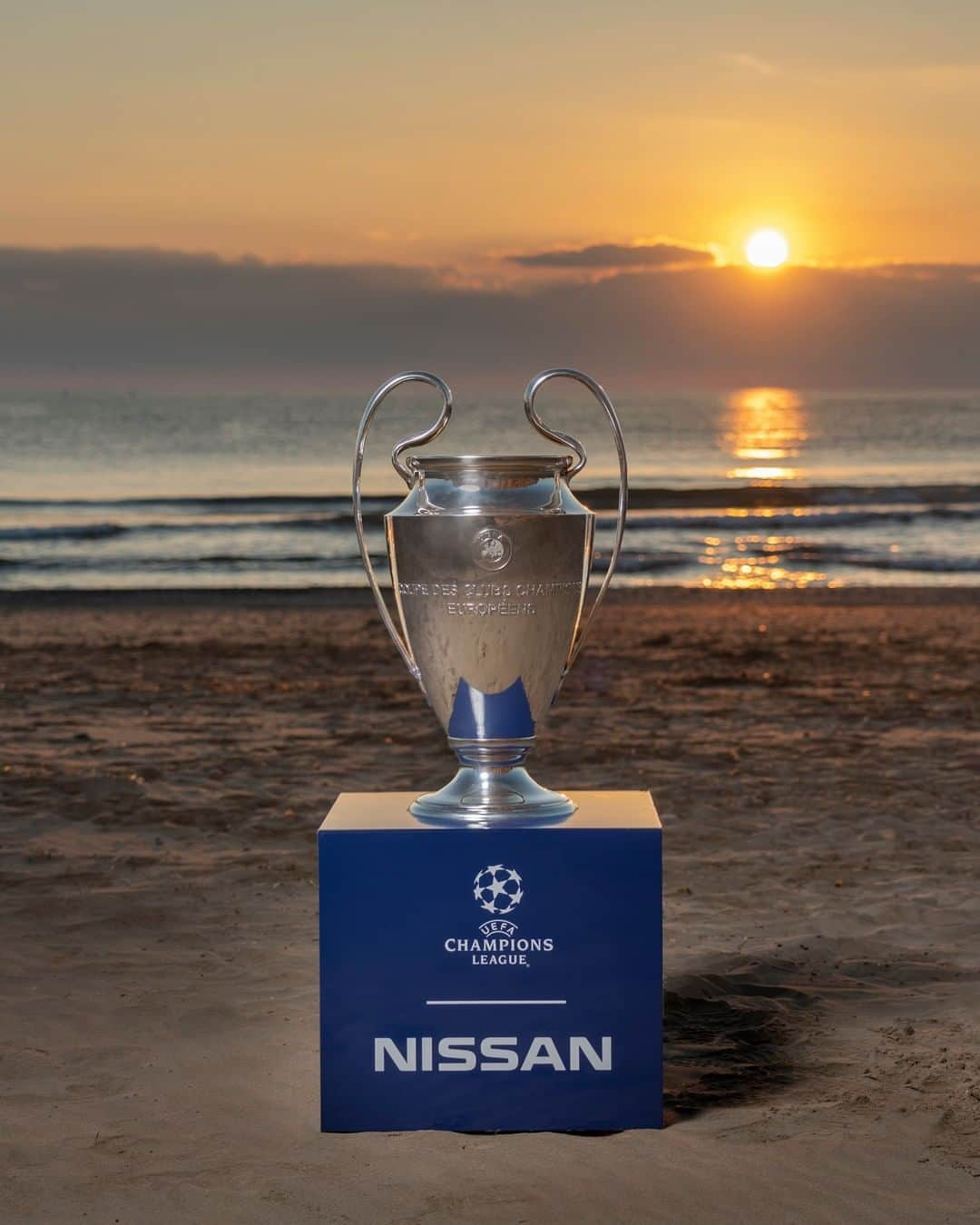 UEFAチャンピオンズリーグさんのインスタグラム写真 - (UEFAチャンピオンズリーグInstagram)「🏖️ Valencia + 🏆 = 🥰🥰🥰 #UCLTrophyTour | #InnovateYourGame」11月5日 18時30分 - championsleague