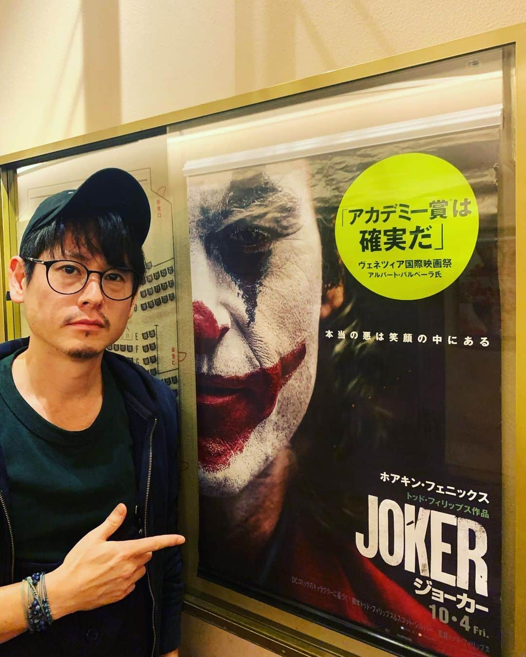 のインスタグラム：「映画『ジョーカー』やっと観てきた。 バットマンに登場する最強の悪役ジョーカーが誕生する経緯を描く。  言葉では言い表せない。 深い。闇。繊細。怒り。狂。悲。 共感することは中々できないが、役者として、人間の奥底に眠る感情に少し気づいてしまった。 ジョーカー演じるホアキンフェニックスの演技力は化け物だった。 っていうか演技してるのかっていうレベル。 役者をやっている人は観るべき映画です🎬  #城戸裕次#ジョーカー#映画#映画鑑賞#ホアキンフェニックス#ロバートデニーロ#joker#joaquinphoenix#robertdeniro#movie#movies」