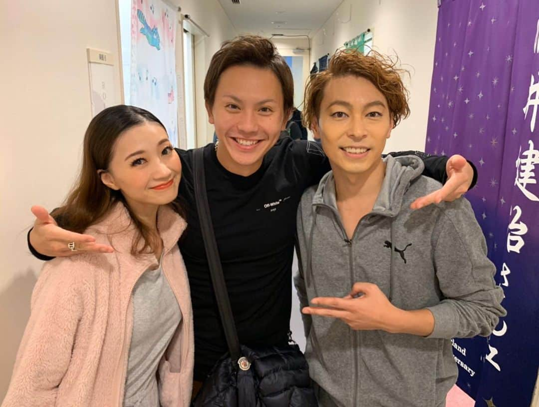 岡田亮輔さんのインスタグラム写真 - (岡田亮輔Instagram)「✨ビックフィッシュ✨ 観劇させて頂きました👏👏👏 家族愛溢れる素敵な作品で最後には嗚咽&号泣でした😭💦 霧矢大夢さん☺️流石と言うしかない表現力とスマートな存在感に気付いたら拍手している自分がいました✨👏✨最高ママです👏👏👏 みつあき😆沢山の役をこなしながら随所で魅せるみつらしいお芝居がたまらなく素敵でした👏歌声は流石にズバ抜けて響き渡っていました👍✨✨ ねねちゃん🤩とにかくスタイルが良い👏かわいいお芝居&歌に観ているこっちが暖かい心になる✨妊婦姿も頑張っていました👍 けんじメンにも会ったのに写真がない（笑）嘘ひとつないストレートなお芝居と歌で本当勉強になりました👏 川平慈英さんも圧巻のパフォーマンスで終始魅了されました😭👏✨ 素晴らしい舞台を観劇出来た事に感謝&勉強でした😂👏👏 #霧矢大夢 さん #東山光明 #夢咲ねね #浦井健治 #ビッグフィッシュ #川平慈英 さん #家族愛溢れる #素晴らしい作品 #号泣 #嗚咽 #圧巻なパフォーマンス #勉強になりました」11月5日 18時40分 - ryosuke.okada0216