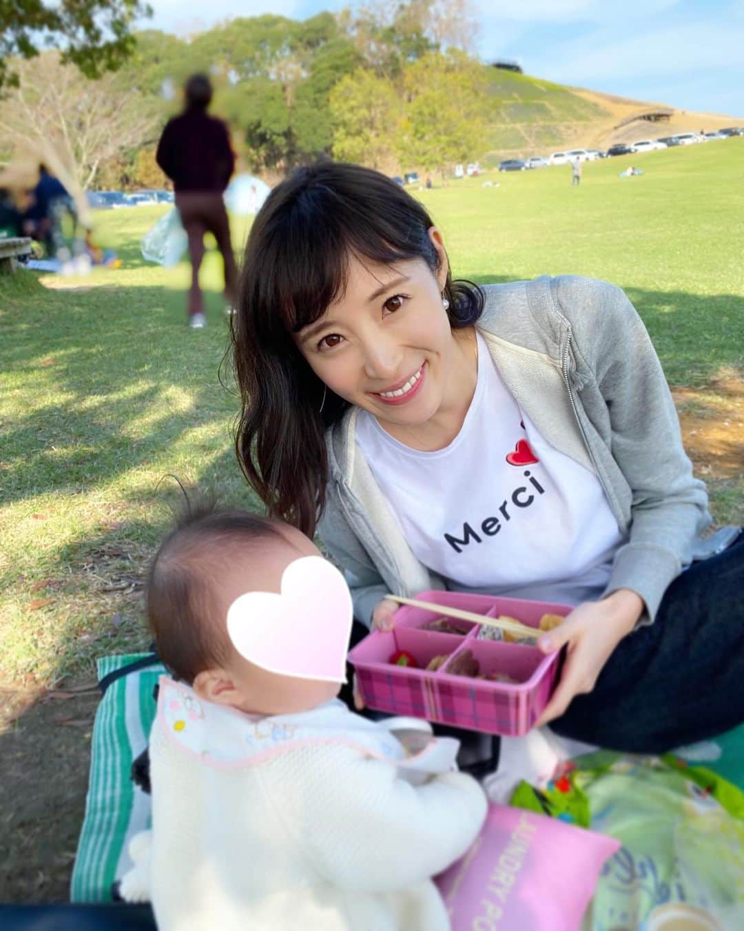 小林真由のインスタグラム：「⋆﻿ ⋆﻿ 楽しみにしてた初めての運動会🏸🧡﻿ 気合を入れてドイツ村へ〜☺️﻿ ﻿ 子供の涙を見て運動会の悔しい気持ちも思い出したり🥺﻿ 親として参加してるだけで﻿ じーん、、ときました ﻿ 自分の子供がリレーなんてする日には﻿ どうなっちゃうんだろう。笑﻿ ﻿ ﻿ 意外に初めて行った東京ドイツ村🌿﻿ たっぷりお昼寝してる娘の横で﻿ 親達がたっぷり動いた運動会でした😙笑﻿ ドイツ村→ホテル三日月 宿泊コース﻿ おすすめです😊﻿ ﻿ ﻿ お弁当箱もお弁当バッグも﻿ アフタヌーンティーのもの🍱﻿✨ ﻿ ﻿  #運動会 #秋 #東京ドイツ村 #千葉 #三日月 #子連れ旅行 #生後11ヶ月 #ママライフ #コーディネート #coordinate #fashion」