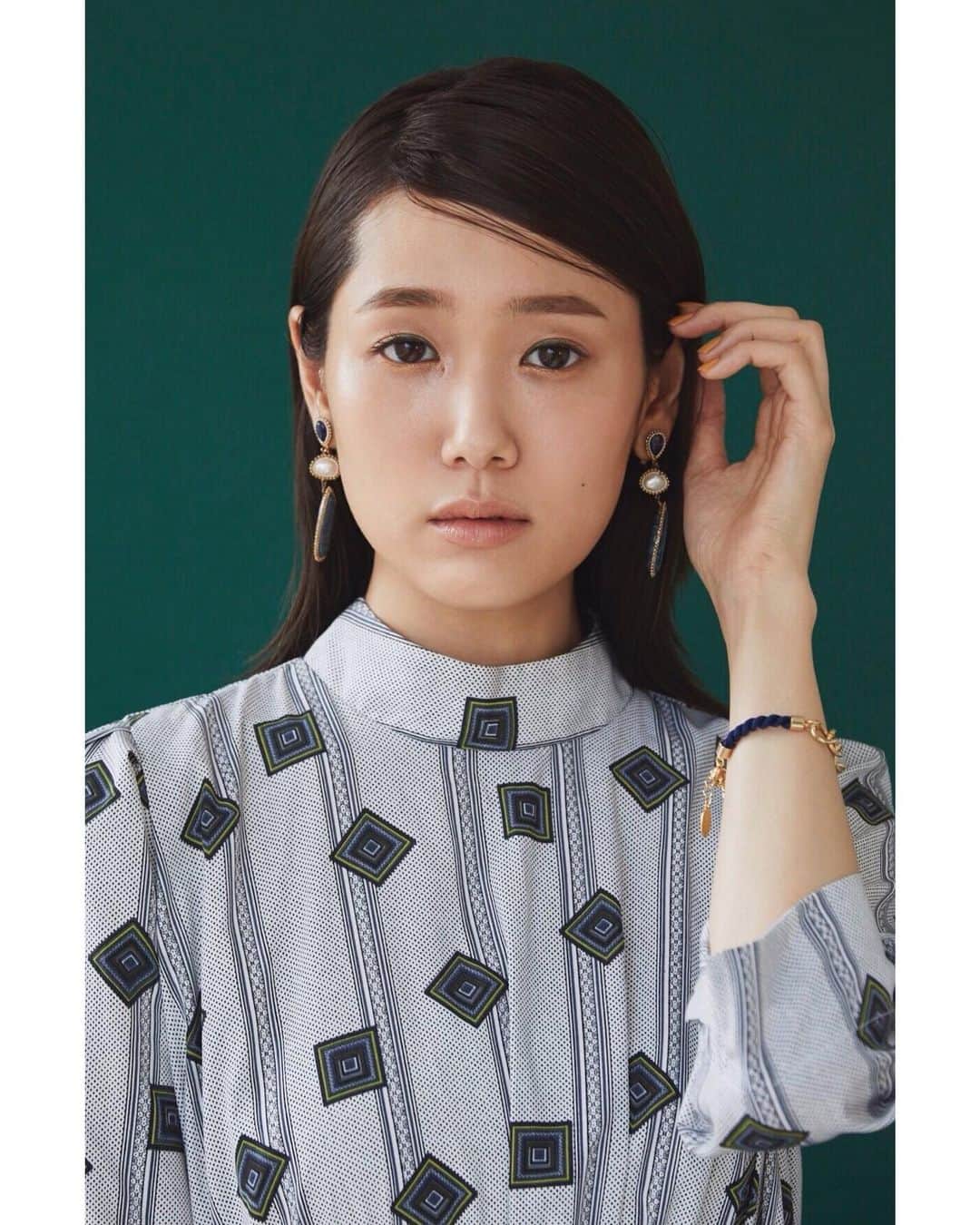 小林ようのインスタグラム：「目と鼻がかゆくてくしゃみもでるんだけど原因が花粉じゃありませんよーに！ . 📷 : Haruka Hirama 💄 : @kayoco.m 👗 : Kazuko Takiguchi 🙎‍♀️ : @yoco12 . #testshoot #shooting #portrait  #portfolio #model #japanese #tokyo #naturalmakeup #beauty #모델 #도쿄 #일본 #메이크업 #作品撮り #自然光  #小林よう」