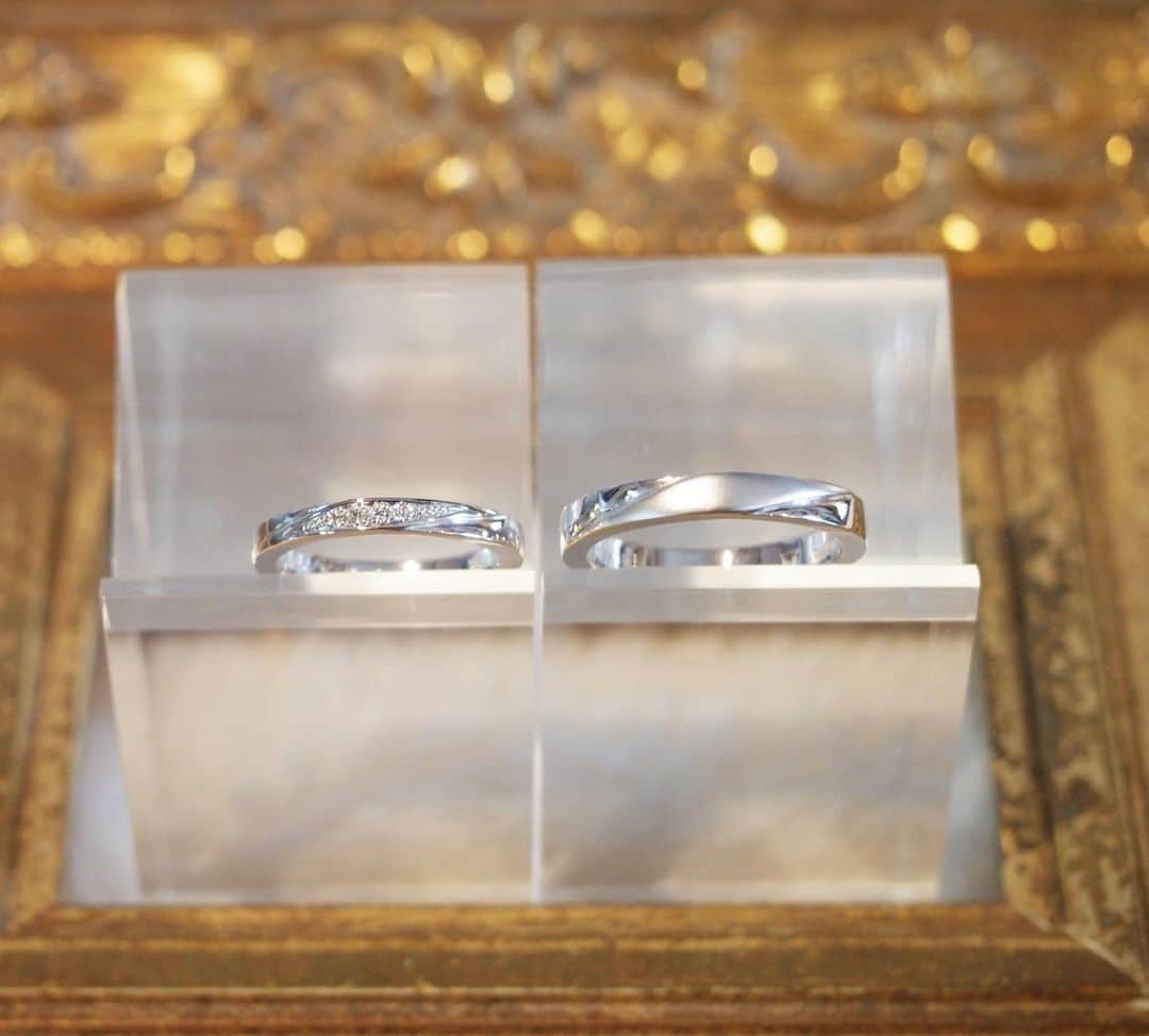 常岡康弘さんのインスタグラム写真 - (常岡康弘Instagram)「Pt900 / marriage ring . プラチナを用いて製作したマリッジリング(結婚指輪)です💍 女性の方にはダイヤを入れ、男性の方は女性のダイヤが入っている所をマットにして仕上げています！ . #tsuneokajewelry#ブライダル#マリッジリング#結婚指輪#オーダーメイド#ジュエリー#手作り」11月5日 18時45分 - tsuneokajewelry