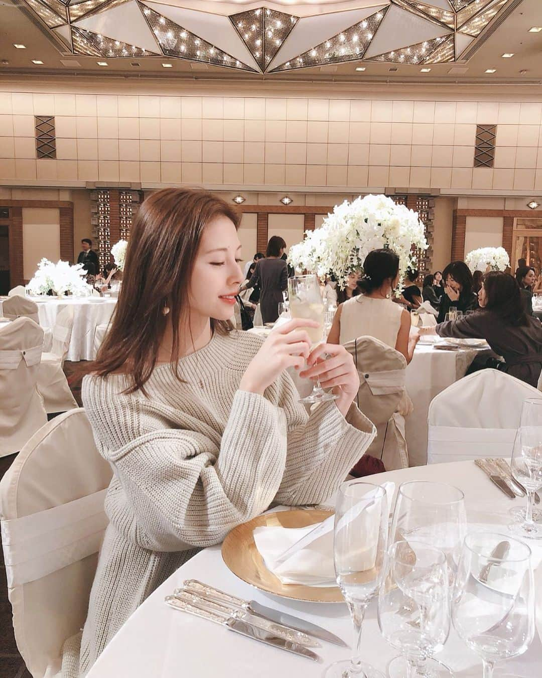 菊原梨華さんのインスタグラム写真 - (菊原梨華Instagram)「・ ・ @imperialweddings.official ♥♥ ・ 帝国ホテルの空間本当に きらきら大人華やかって感じで うっとりな空間.·˖*· ・ ご飯ももちろん、 お酒も美味しかった🥂✨ ・ #this_is_the_imperial#帝国花嫁#帝国ホテル#130周年#ウェディング#ウェディングメニュー#お花#flower #ワイン#シャンパン#コース#コース料理#フレンチ#結婚式#写真#華やか#love#followme#follow#お肉#魚#food#wedding #me」11月5日 18時45分 - happyluckyhappy