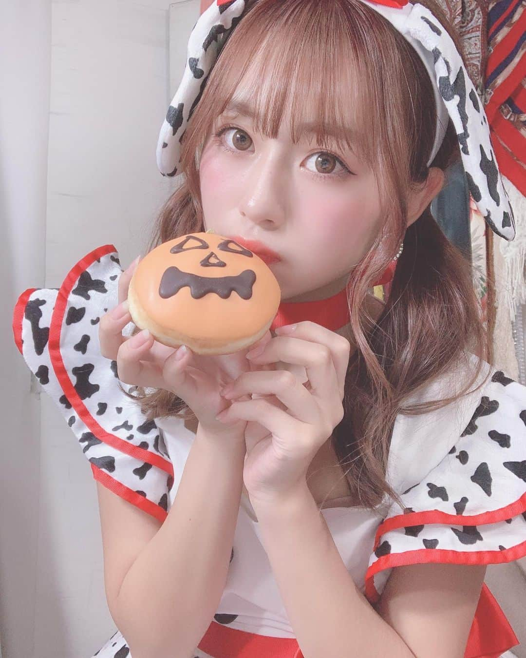 宮本りおさんのインスタグラム写真 - (宮本りおInstagram)「#クリスピークリームドーナツ のハロウィン限定のパンプキン美味しかったな。。😋💞 #レースクイーン #アイドル #コスプレ #ハロウィン #ドーナッツ #パンプキン #rq #idol #halloween #l4likeforlikesback #l4like #l4l」11月5日 18時54分 - rio_miyamoto83