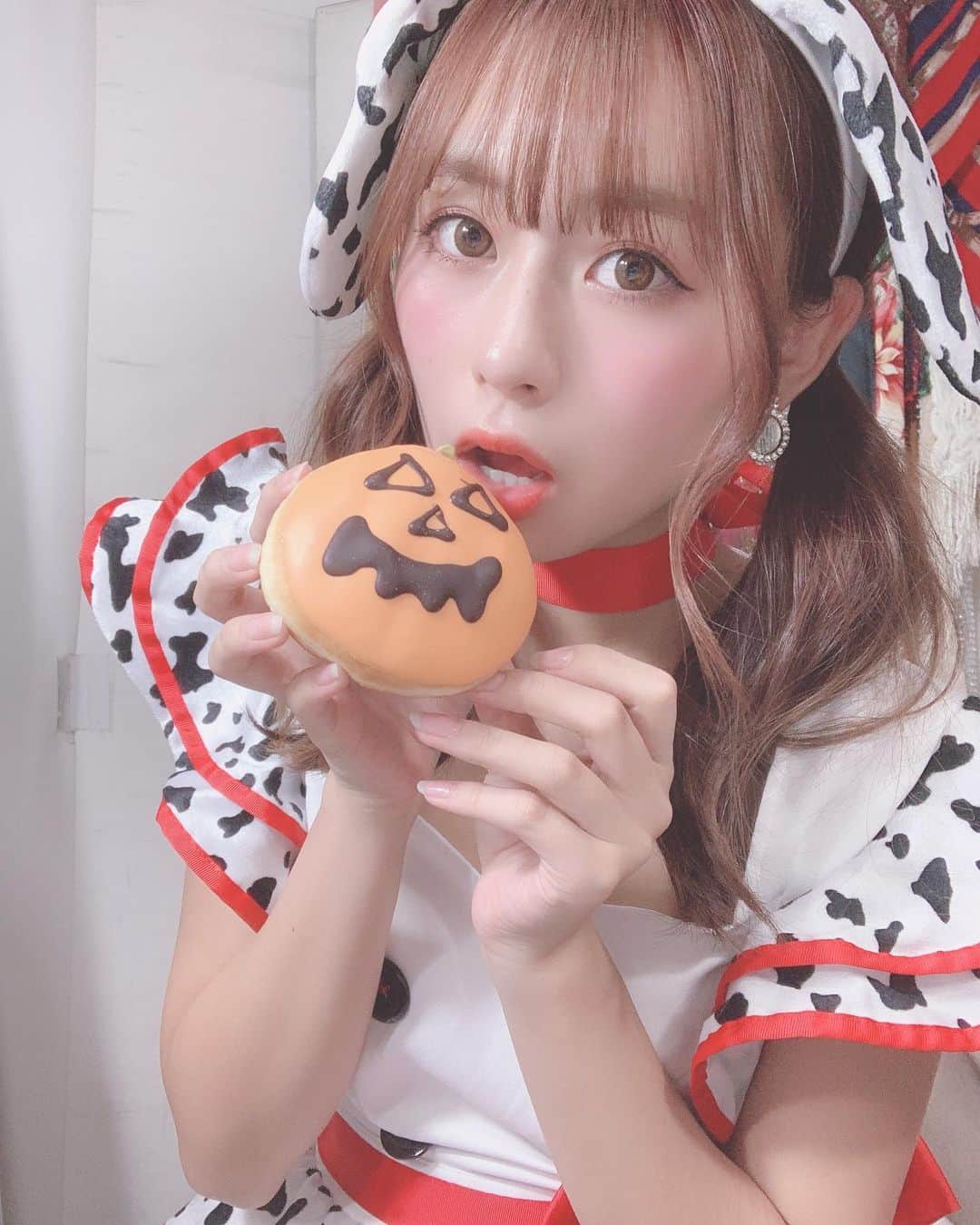 のインスタグラム：「#クリスピークリームドーナツ のハロウィン限定のパンプキン美味しかったな。。😋💞 #レースクイーン #アイドル #コスプレ #ハロウィン #ドーナッツ #パンプキン #rq #idol #halloween #l4likeforlikesback #l4like #l4l」