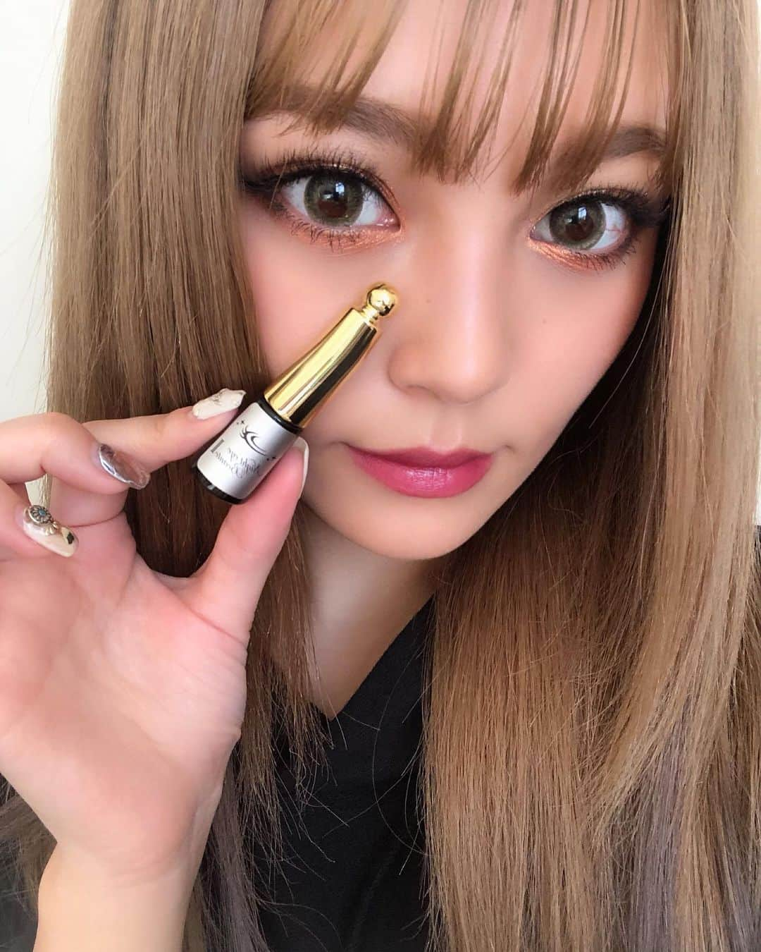 土屋怜菜（れいぽよ）さんのインスタグラム写真 - (土屋怜菜（れいぽよ）Instagram)「最近ありがたいことに撮影が忙しくて﻿ 寝不足続きです😭😭﻿ ﻿ 二重幅が日によって変わったりして困ってる😔﻿ そんな中でも可愛く撮影できるように﻿ 二重のケアを続けてるよ！！﻿ ﻿ お風呂上がりにスキンケアして﻿ 最後にナイトアイボーテを仕込むだけ💓﻿ ﻿ どっちの画像もメイク後だけど﻿ 塗ってるところは目立たないし﻿ 目元がばっちりだとそれだけで盛れる〜✌️﻿ ﻿ 寝る前に塗るだけで﻿ 綺麗な二重になれるから簡単すぎる！！﻿ ﻿ ナイトアイボーテさまさまだよお💗﻿ ﻿ うちもずっと手放せないくらい愛用してるから﻿ 34％OFFのうちにみんなもゲットしてみてね！﻿ ﻿ @﻿nighteyebeaute ﻿ #ナイトアイボーテ #二重 #ふたえ #一重から二重 #夜用 #クセ付け液 #愛用品#Halloween #ハロウィン #ナイトルーティーン #二重ケア #女子力アップ #可愛いは作れる」11月5日 18時55分 - reipoyo_0411