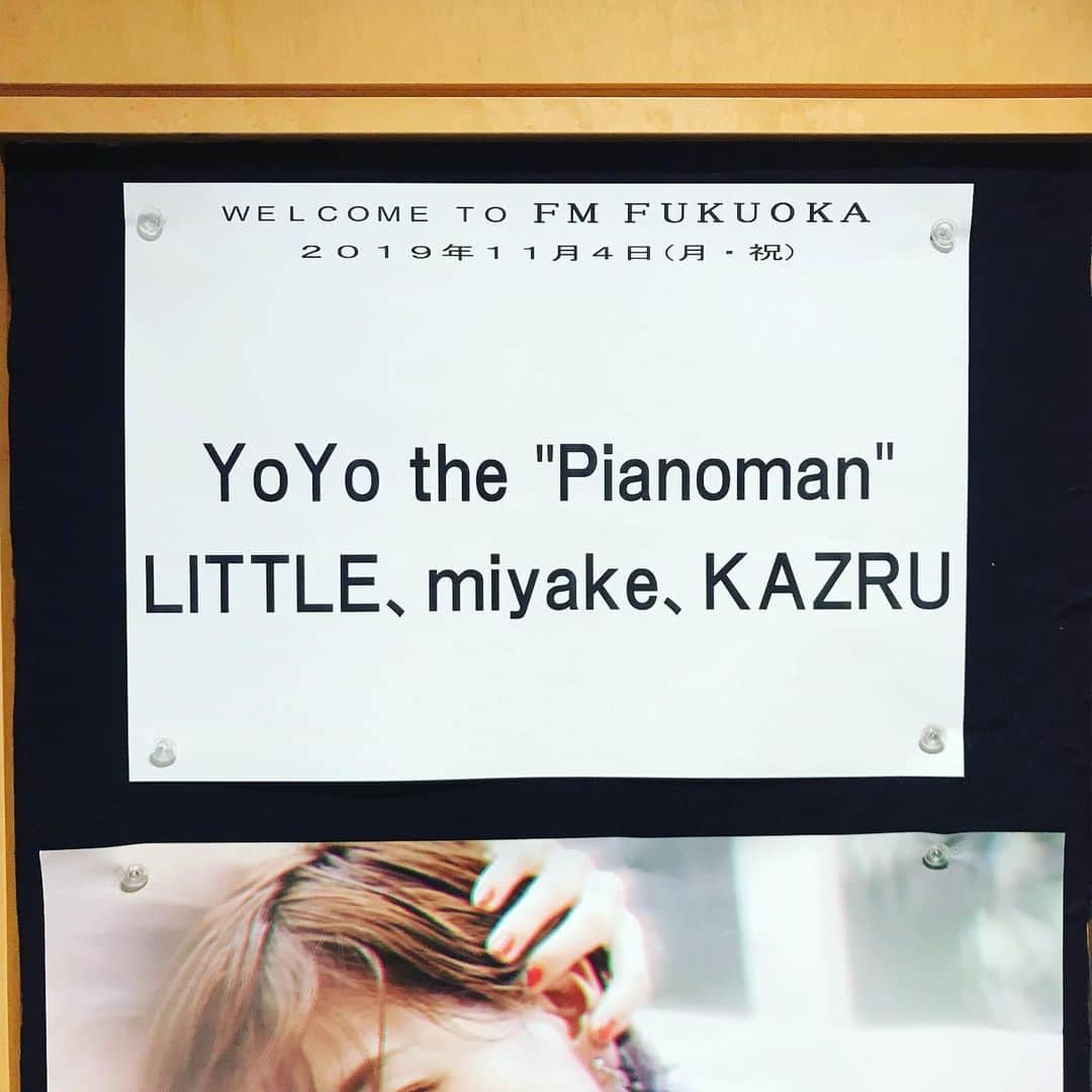 YoYoさんのインスタグラム写真 - (YoYoInstagram)「FM福岡では「LITTLE miyake KAZRUのミュージック・ミストン」収録へYoYo the "Pianoman" ゲスト出演いたしました！  膨らみに膨らませるお三方の膨らませ芸にどこまでも笑い止まらず楽しすぎた番組の模様は11/14(木)20:25〜20:55、FM福岡でOn Air♫  サイコロトークでは包み隠さず全て脱ぎ捨てた裸体のトーク( ＾∀＾)12/8兵庫からスタートするJAW meets Pianomanクリスマスツアー話にもたっぷりと触れていただきました。  mihimaru GT×SOFFetで、聴いてください「スキナツ！」なんてゆってみたりして。笑  りっくん、みっくん、カズルくん、ありがとう〜〜！！！ 是非チェックしてください〜♫ 真さんとニアミス！！！Ah〜〜〜 #yoyothepianoman #mclittle #miyakemithuyuki #kazule #ミュージックミストン #mihimarugt #soffet #fmfukuoka」11月5日 18時51分 - yoyo_soffet