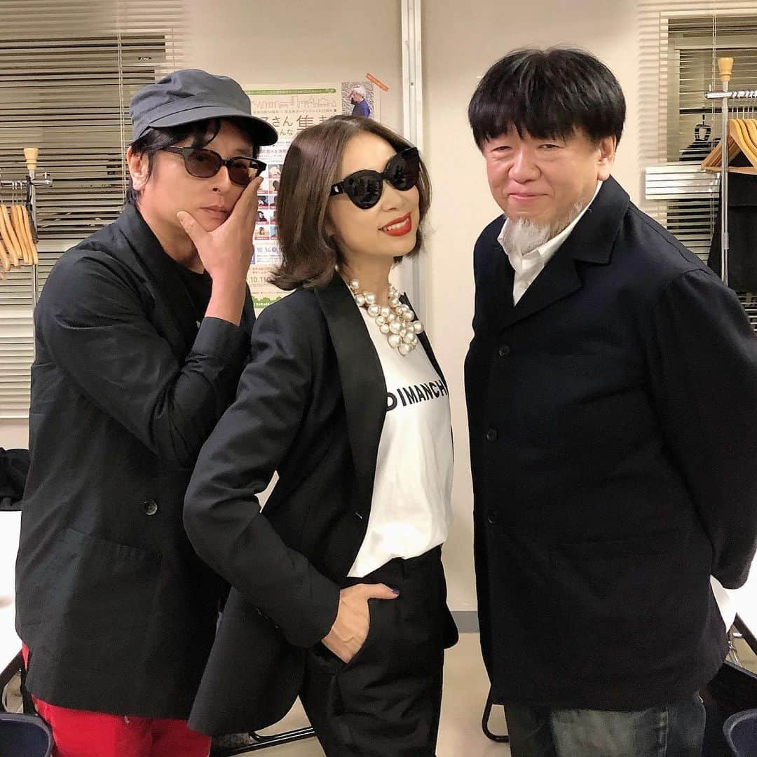 野宮真貴さんのインスタグラム写真 - (野宮真貴Instagram)「東京は夜の七時♪﻿ ﻿ この3ショット覚えてる？﻿ ﻿ あれから25年、﻿ 奇跡の1枚(2枚目写真)﻿。 ﻿ 当時('94)ピチカート・ファイヴのNY公演でテイ・トウワくんがサポートしてくれたのだけど、雑誌ではメンバーのように紹介されたりして😅﻿ ﻿ そんなテイくんは今年ソロ活動25周年を迎え「テイ・トウワ25周祭」やってますね！﻿ おめでとう㊗️﻿ 11/3レコードの日に発売された「ON AIR EP」に、私ものんちゃんと一緒に参加しております。﻿ ﻿ #東京は夜の七時 #テイトウワ #TOWATEI #テイトウワ25周年祭 #おめでとう #ピチカートファイヴ #pizzicatofive #小西康陽 #野宮真貴 #missmakinomiya」11月5日 19時09分 - missmakinomiya