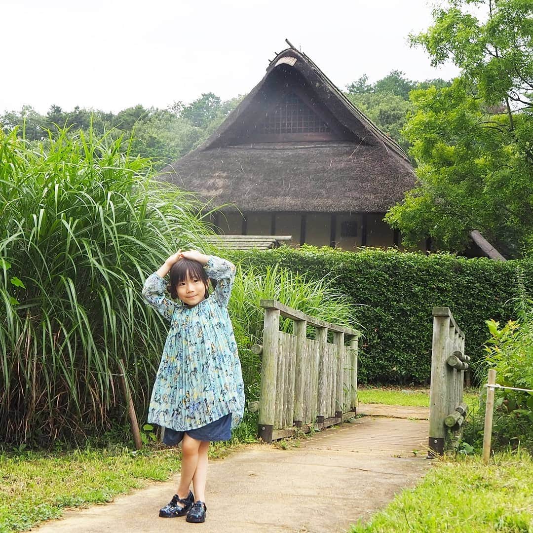 Kuboi Ayumiさんのインスタグラム写真 - (Kuboi AyumiInstagram)「娘たちと自然を満喫！ ちょっとタイムスリップしたような懐かしい空間で遊んだり。  ドライブがてら野山北・六道山公園まで遊びに行ってきました。  雑木林と谷戸（丘陵に切れ込んだ谷間）の組合せによって、豊かな自然が残された都立で最大の都市公園です。 カタクリの群生地やホタルの生息地、里山民家や岸たんぼなどがあり、とても広い敷地なので、１日中遊べますよ。  江戸時代の民家を新築・復元した「母屋」で遊んだり 小さいお子様がいるなら、冒険の森でアスレチックや、空中散歩が楽しめる観察展望デッキもおすすめ。  娘たちもセミの抜け殻を拾ったり、ザリガニをつかまえたりして。 ママはドキドキでしたが、子どもたちって積極的ですね（笑）  森林浴をしながらお散歩するだけでもリフレッシュできますし ハイキングや野鳥観察、森遊びなど、自然の中でたっぷりと遊べる公園で 娘たちは大喜びでした。  #女の子ママ #親バカ部 #リンクコーデ  #六道山公園 @tamahatsu_official #たま発 #tamahatsu #pr #多摩の魅力発信プロジェクト #drive #ドライブ #旅行 #travel」11月5日 19時10分 - himekagami