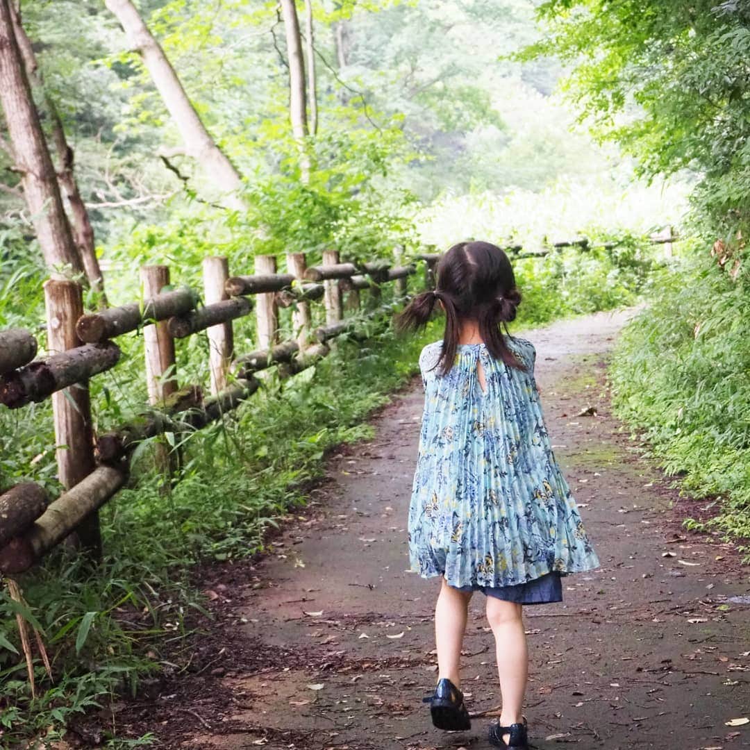 Kuboi Ayumiさんのインスタグラム写真 - (Kuboi AyumiInstagram)「娘たちと自然を満喫！ ちょっとタイムスリップしたような懐かしい空間で遊んだり。  ドライブがてら野山北・六道山公園まで遊びに行ってきました。  雑木林と谷戸（丘陵に切れ込んだ谷間）の組合せによって、豊かな自然が残された都立で最大の都市公園です。 カタクリの群生地やホタルの生息地、里山民家や岸たんぼなどがあり、とても広い敷地なので、１日中遊べますよ。  江戸時代の民家を新築・復元した「母屋」で遊んだり 小さいお子様がいるなら、冒険の森でアスレチックや、空中散歩が楽しめる観察展望デッキもおすすめ。  娘たちもセミの抜け殻を拾ったり、ザリガニをつかまえたりして。 ママはドキドキでしたが、子どもたちって積極的ですね（笑）  森林浴をしながらお散歩するだけでもリフレッシュできますし ハイキングや野鳥観察、森遊びなど、自然の中でたっぷりと遊べる公園で 娘たちは大喜びでした。  #女の子ママ #親バカ部 #リンクコーデ  #六道山公園 @tamahatsu_official #たま発 #tamahatsu #pr #多摩の魅力発信プロジェクト #drive #ドライブ #旅行 #travel」11月5日 19時10分 - himekagami