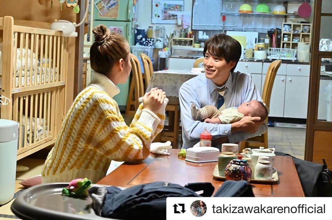 【公式】G線上のあなたと私のインスタグラム：「_ ＼第4話放送まで、あと3️⃣時間きりました‼️／ ﻿ ﻿ 近づいてきましたね、、﻿ 今日は早めに帰って、お風呂なご飯済ませて、﻿ テレビの前にスタンバイお願いしますね😆😆 ﻿ ﻿ 👇#芙美さん こと#滝沢カレン さんの、﻿ 予告投稿ぜひご一読ください🙏🏻💜🌈 . #苺郎お目見え🍓 #可愛すぎて現場のアイドル #加瀬夫婦が素敵すぎる #侑人兄ちゃん　#鈴木伸之  #G線上のあなたと私  @takizawakarenofficial ﻿ ありがとうございます😊 ﻿ ﻿ ------﻿ #Repost @takizawakarenofficial with @get_repost﻿ ・・・﻿ ゴールテープなんか　見えなしない﻿ ﻿ いや　見つけられないのか ﻿ それが恋の誘導は任せられない証拠なのかも知れない﻿ ﻿ ふとした行動で　好きになり﻿ ﻿ ふとした行動で　思いは離れる﻿ ﻿ きっと結末なんか気にしていたら﻿ ﻿ 地球に笑われてしまうんじゃないかと﻿ ﻿ もう一度頷かせてくれる、﻿ ﻿ 第4話が幕開く﻿ ﻿ 穏やかな日こそ　ドキやハラの行列なんじゃないか﻿ ﻿ 目を開けて　目の前の物事はそんな顔して通り過ぎないはずだっ﻿ ﻿ 感情のゆさぶり過激ですが、落ちついて見られます。﻿ ﻿ Dear.TBSさん...22:00〜 (私出る)」