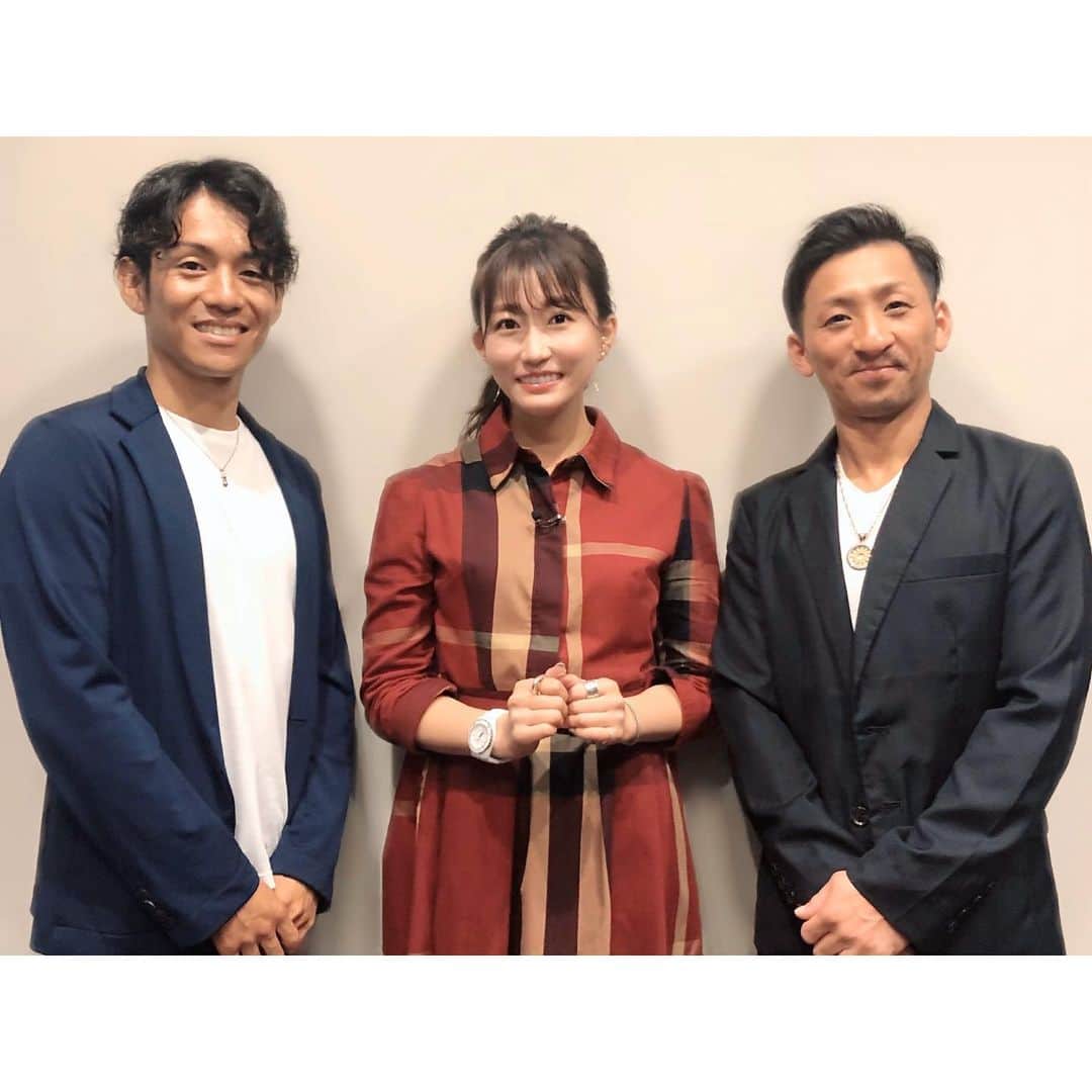 のインスタグラム：「🐴うまレタードリーム対談🐴 日本ダービーを制した浜中騎手と、兵庫ダービーを制した吉村騎手がそれぞれのダービーを振り返ります。 ⁑ 僭越ながら進行役を務めさせて頂きました。 うまレター11月号、是非お手に取ってご覧下さい😉💕 ⁑ 楽天競馬YouTubeで動画も公開中です！！ ⁑ ⁑ #津田なぞのポーズ　 #うまレター #楽天競馬 #日本ダービー #ロジャーバローズ #浜中俊騎手 #兵庫ダービー #バンローズキングス  #吉村智洋騎手  #園田競馬#園田競馬場 #地方競馬#園田 #まりなる#津田麻莉奈」