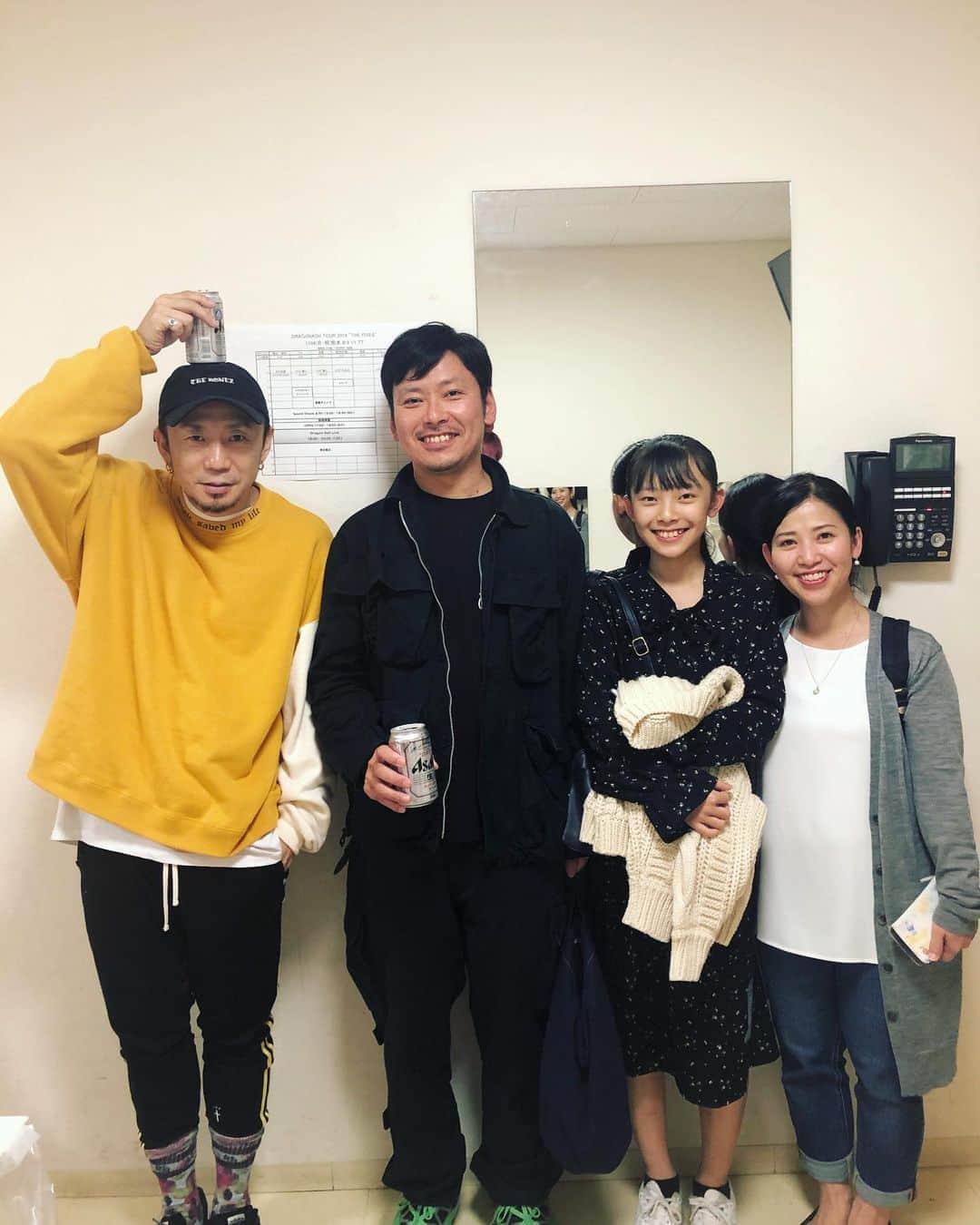 のインスタグラム：「19か20歳の頃 ベースを手にしてから 仲間と初めて組んだバンドのvo リョウfamilyに熊本で再会！  娘ちゃんに会うのは 8年ぶりくらい アンパンマンのおもちゃの車に乗ってた子が ママの身長を抜かしていてびっくりしたよ  しあわせの価値観は人それぞれ そして重ねていく人生の中で 変化もしていくもんだ  10代の頃はピンとこなかったものが 時を経て魅力を感じることもある あの頃とは違うことにやりがいを感じる事もある  その時その時代なりの 自分が感じる感覚や価値観を大事に 生きていけたらいいよね  リョウまた会おうぜーい！ #friends #rockaand  #同級生」