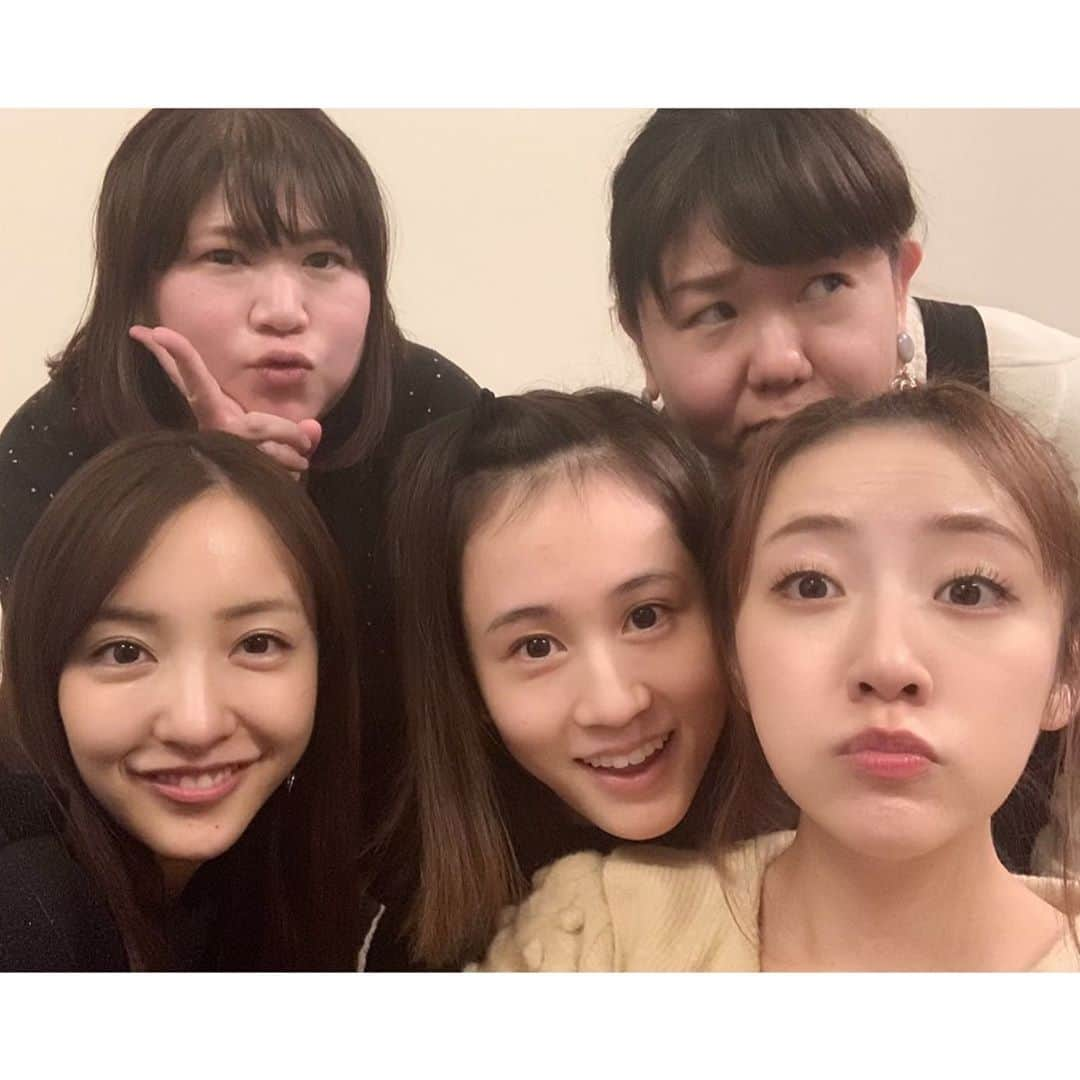 板野友美さんのインスタグラム写真 - (板野友美Instagram)「先週、同級生会をしました♩¨̮ . . .  14歳の頃から変わらない関係。  ランチしてお話していたら、 あっという間に夜になってました♪̊̈ . ※AKBの衣装さん、しのぶとツバちゃんは初期メンですが、同級生ではありません  #初期メン #あつみなちん」11月5日 19時22分 - tomo.i_0703