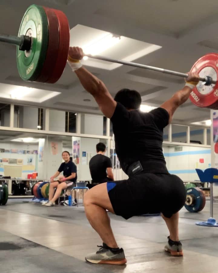 のインスタグラム：「- power snatch 140 KG  あげの後のパワースナッチ 疲労めっちゃ溜まってるけどいい感じ  #nano9 めっちゃ自分に合ってる！  #ウエイトリフティングやろうぜ #weightlifting #snatch #cleanandjerk #squat #deadlift  #耐えて勝つ #率先垂範 #山本俊樹 #LEGACYLIFTER #nano9」