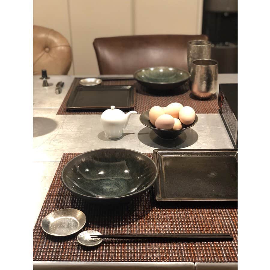 神崎恵さんのインスタグラム写真 - (神崎恵Instagram)「先日。 @kayoko_amano0212 さんが遊びにきてくださった♡ いつもめちゃくちゃ美味しいパンを焼いてきてくれる🍞🥐🥖 この日は、イギリスパンと食パン。もちもちでものすんごく美味しい。 気を確かにもたないと、ずっと食べ続けてしまう…ほんとにほんとに。 佳代子さん。どこまでもかわいい方😌💕 この日は、我が家の定番、トマトすき焼き🍅にだし巻き卵2種類に、クレソンのサラダに蓮根ピザ🍕茄子の揚げ浸し。 楽しい時間でした。 寒くなると、鍋物が美味しくて楽でたすかります🍲 #白米 も #玄米もありますよ ちょっぴりかために炊くのがすき カセットコンロは、以前ネットで探して見つけたお気に入り。 #イワタニ の雅というコンロです。 今、アモルフォプレミアムもいいなぁ。と…。 そしてやっと、卵焼きを新調。 #工房アイザワ の銅卵焼き。我が家はみんな卵焼きが好きなので。ずっと迷って迷ってついに購入。嬉しくて、だからこの日は2種類の卵焼き。」11月5日 19時26分 - megumi_kanzaki