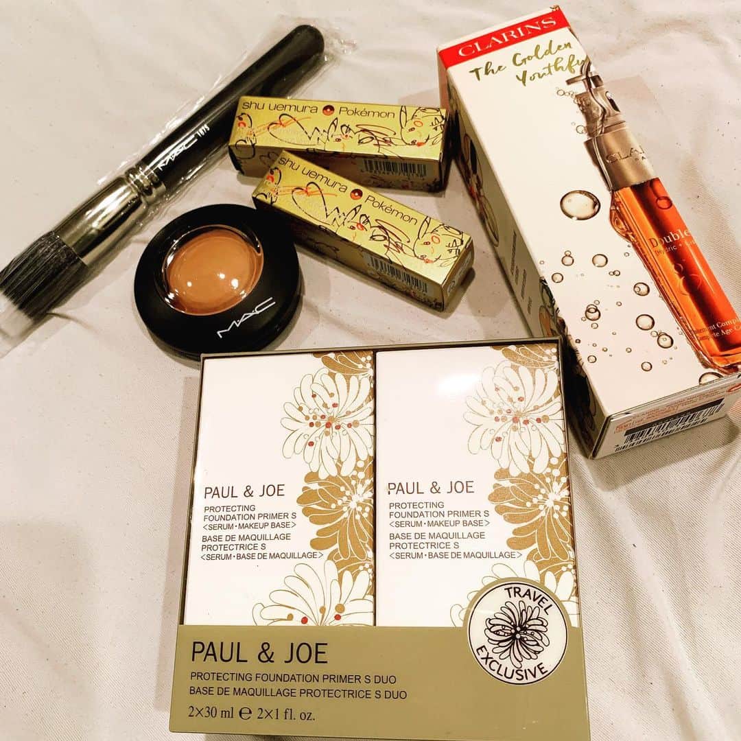 新村あかりのインスタグラム：「沖縄の免税店で買ったものたち💖  #clarins  #shuuemura  #mac  #paulandjoe」